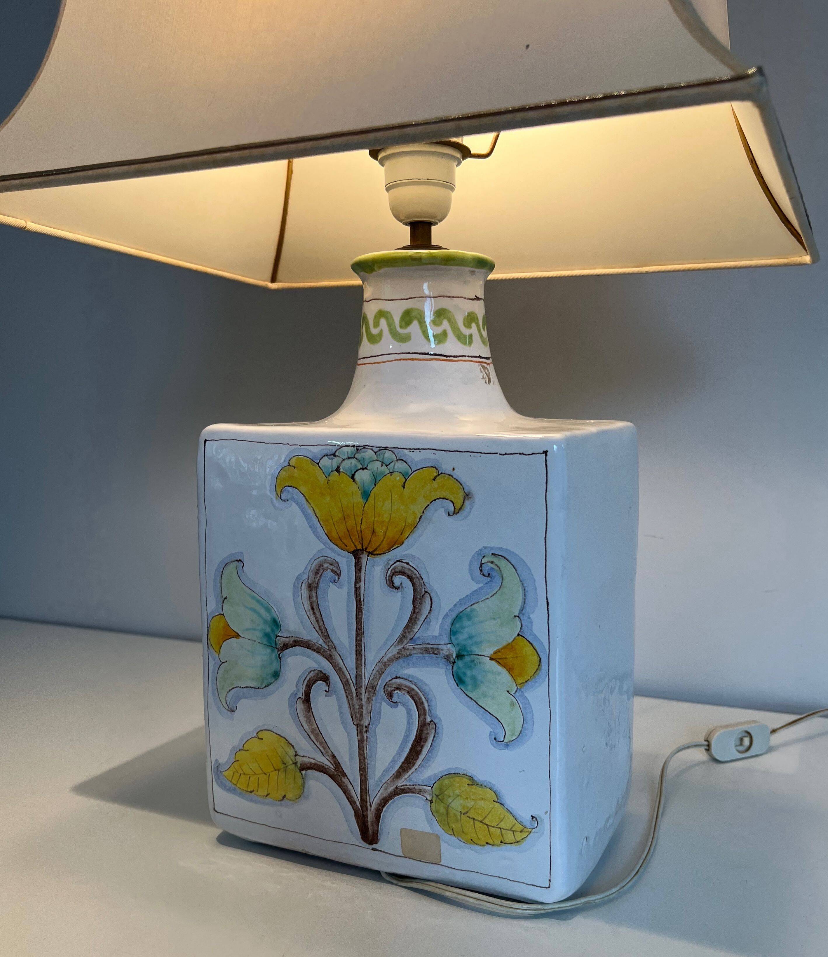 Lampe de table en faïence à décors d'oiseaux et de fleurs