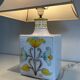 Lampe de table en faïence à décors d'oiseaux et de fleurs