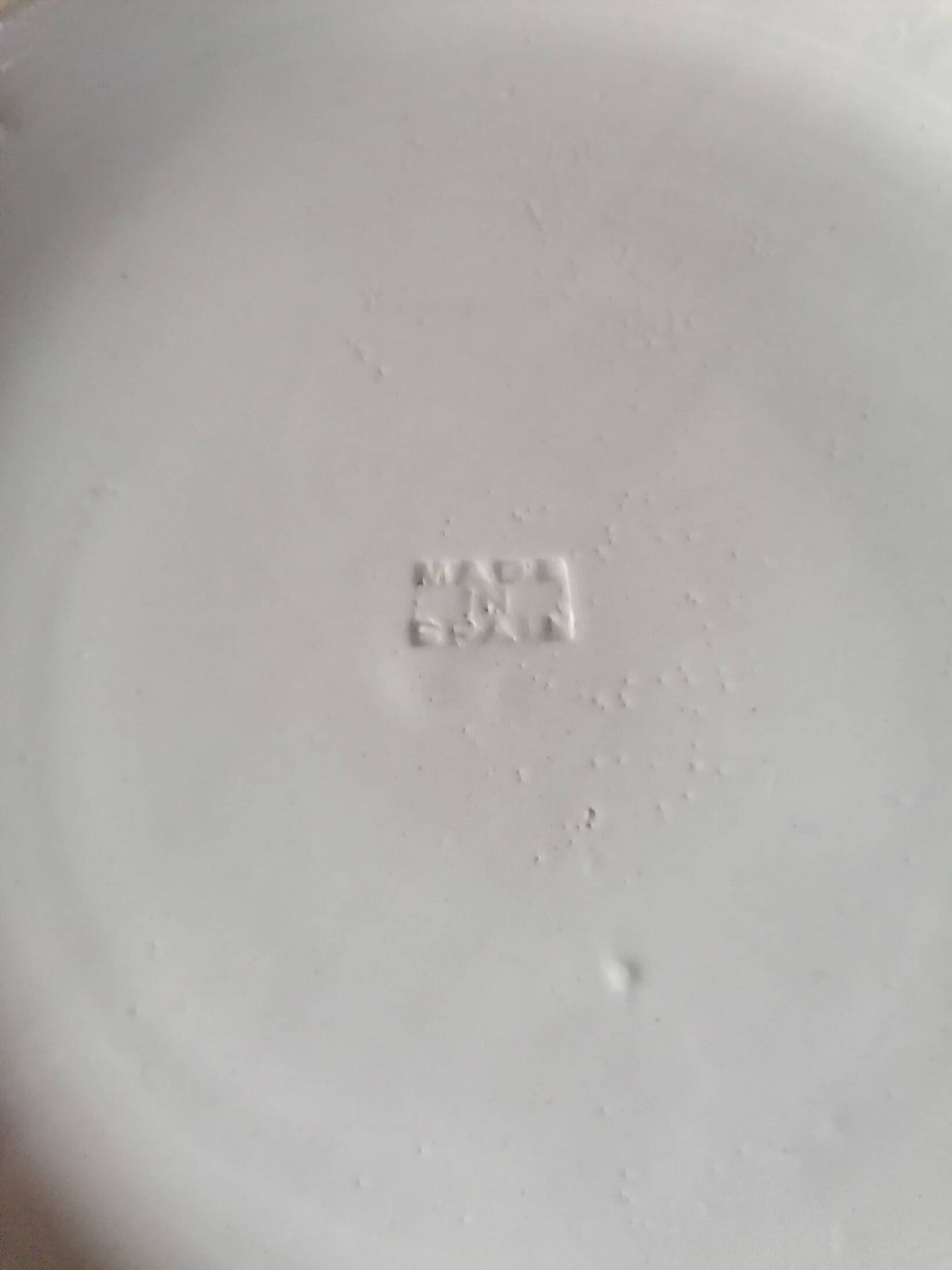 Grand plat rond en faience d'ibiza.