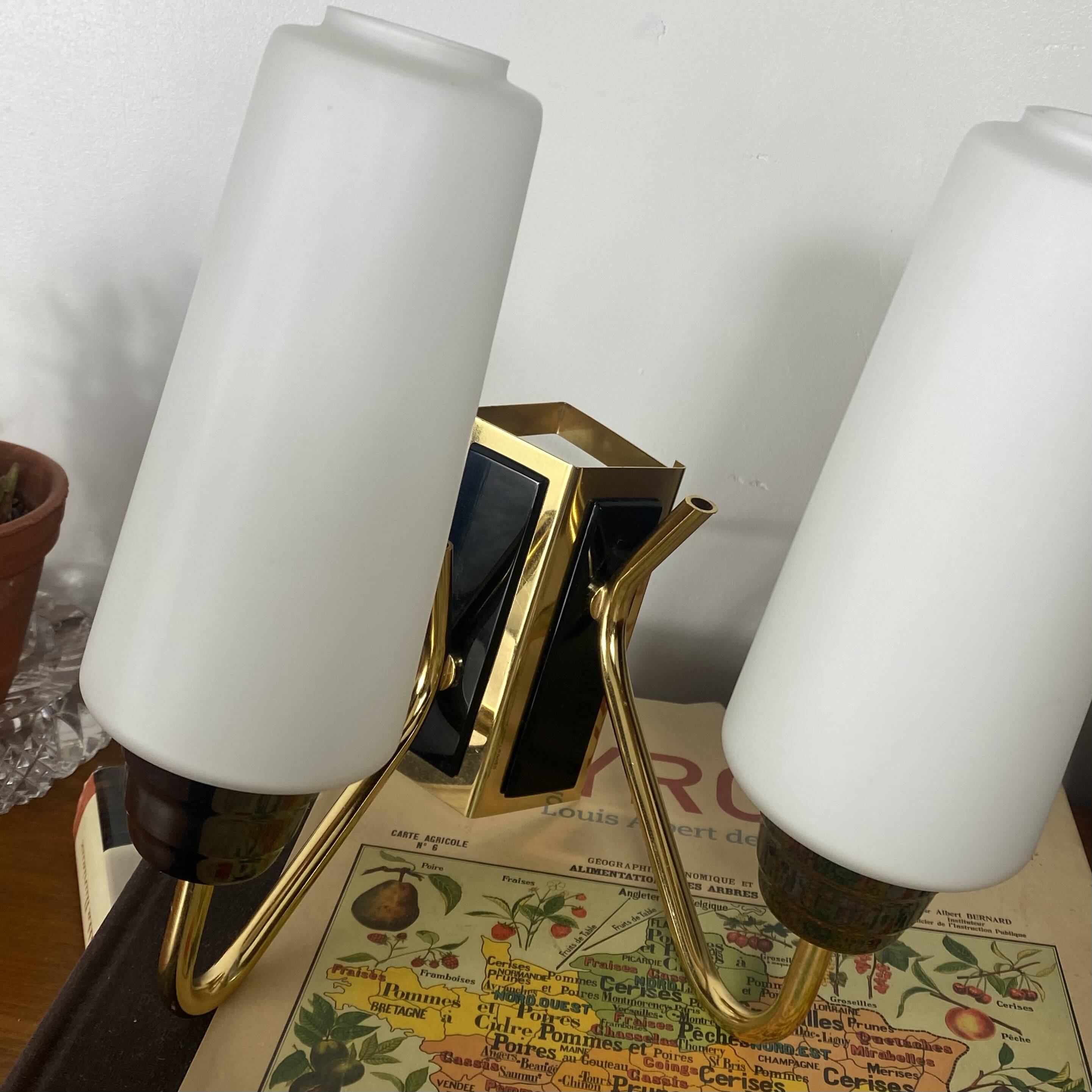 Double corner wall light 1950s 1960s in gilded metal with glass tulips.