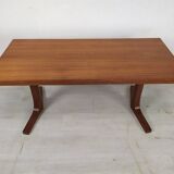 Scandinavian table with system