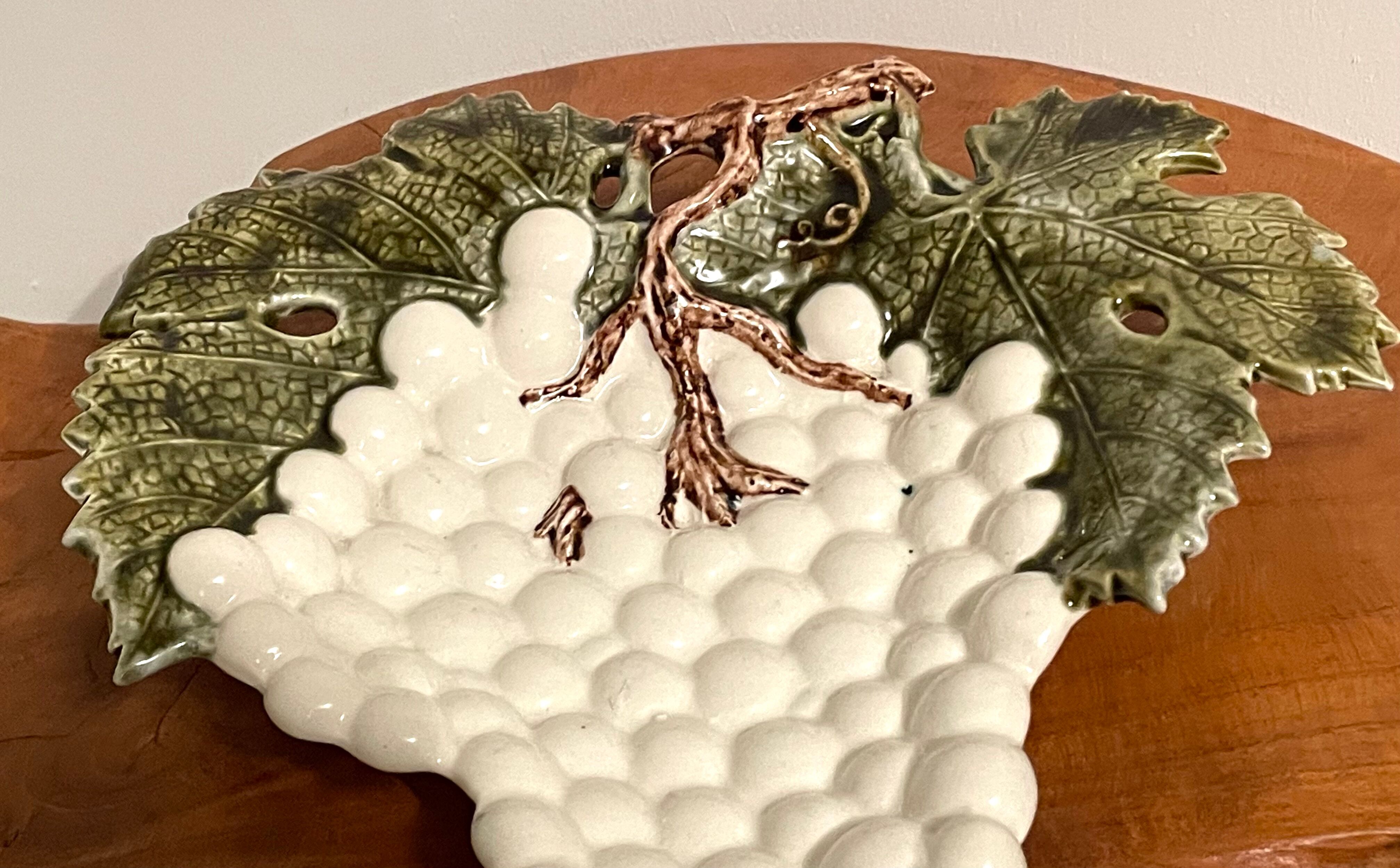 Plat de service de feuilles de vigne, plateau portugais secla majolica, bol de bonbons en blanc, brun et vert