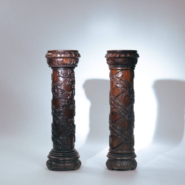 2 piédestaux en bois avec motif de vigne sculpté à la main, France années 1950