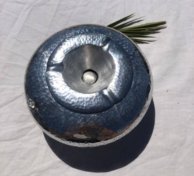 Hammered aluminum ashtray with lid for cigars and cigarettes