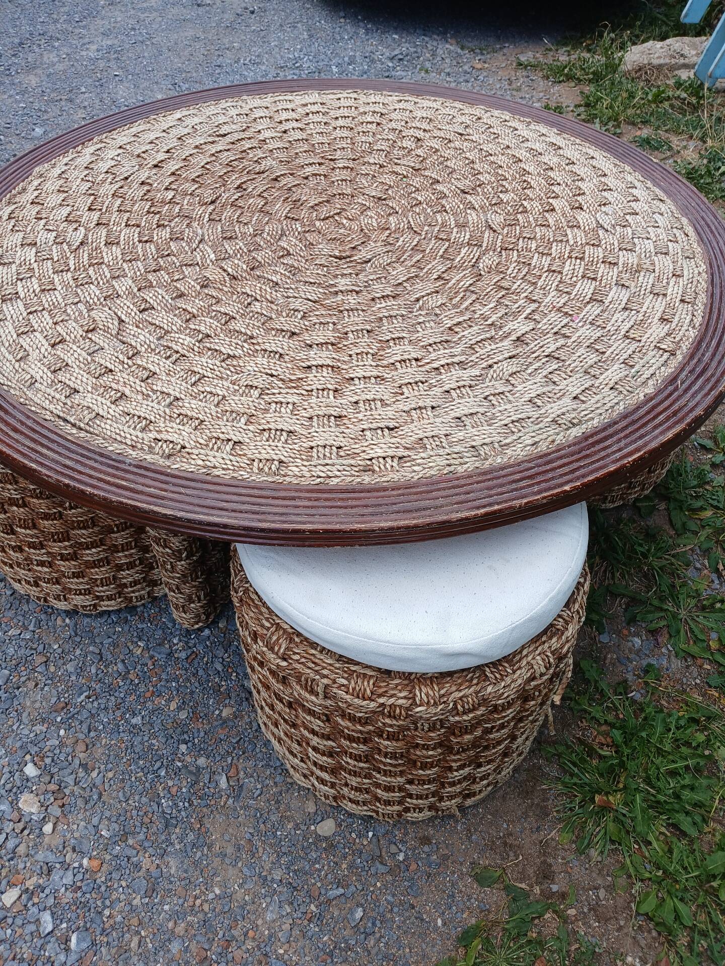 Vintage coffee table + 4 poufs