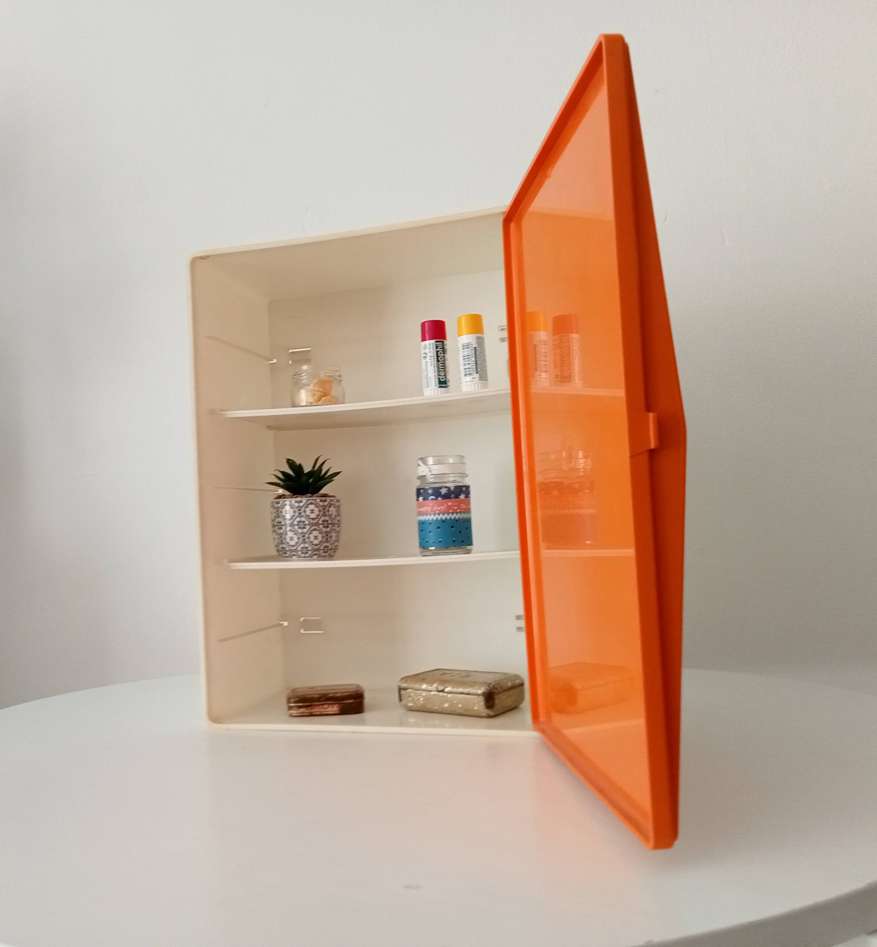 Vintage medicine cabinet in rigid plastic 70s