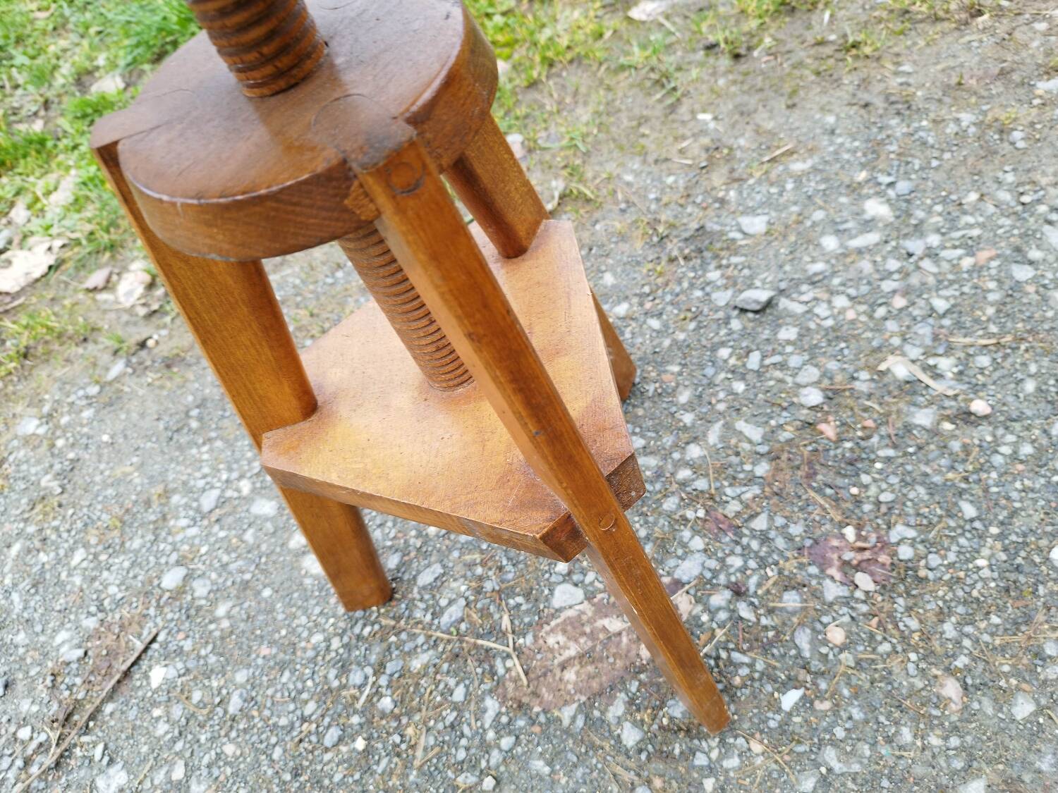 Round screw stool