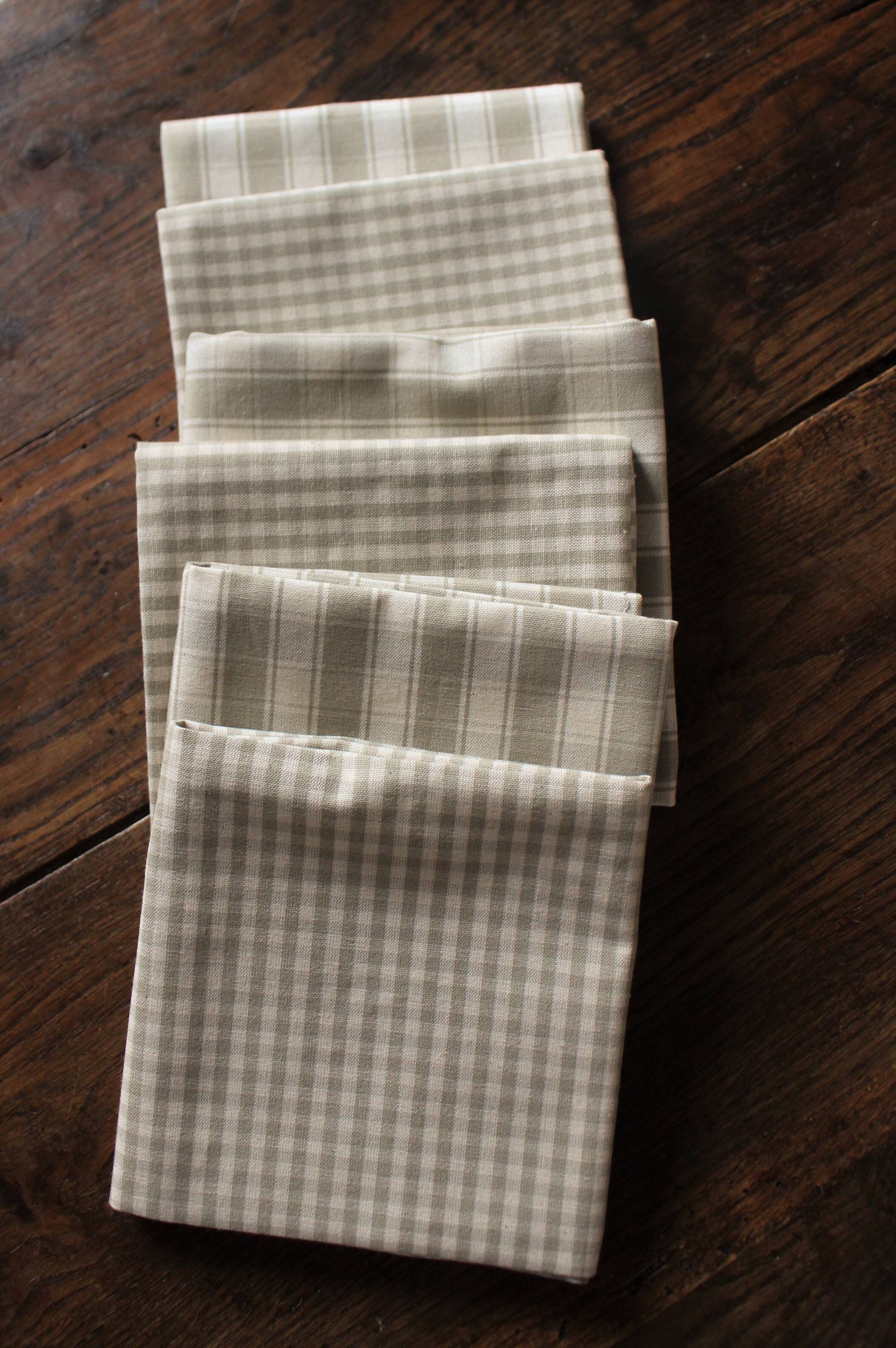 Lot 6 gingham cotton napkins and beige linen tiles