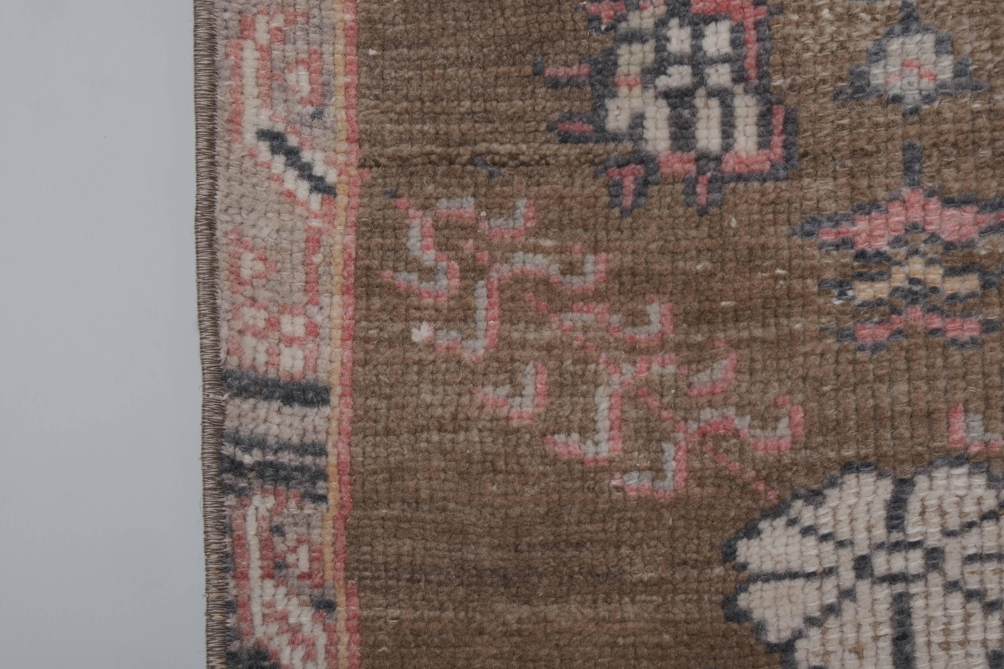 Vintage Turkish rug from Oushak, hand-woven 108x177 cm