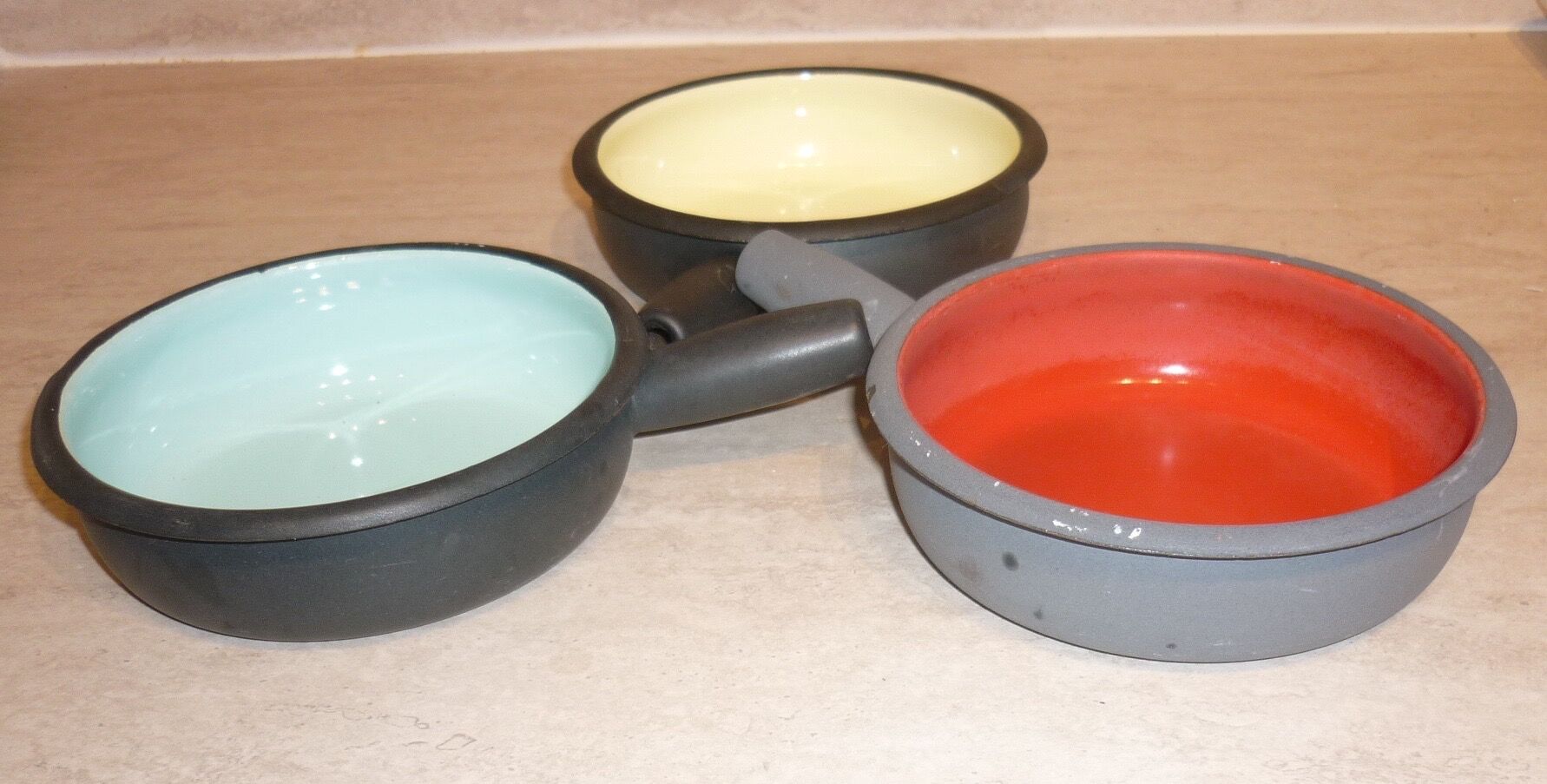 Set of 3 colored iron pans