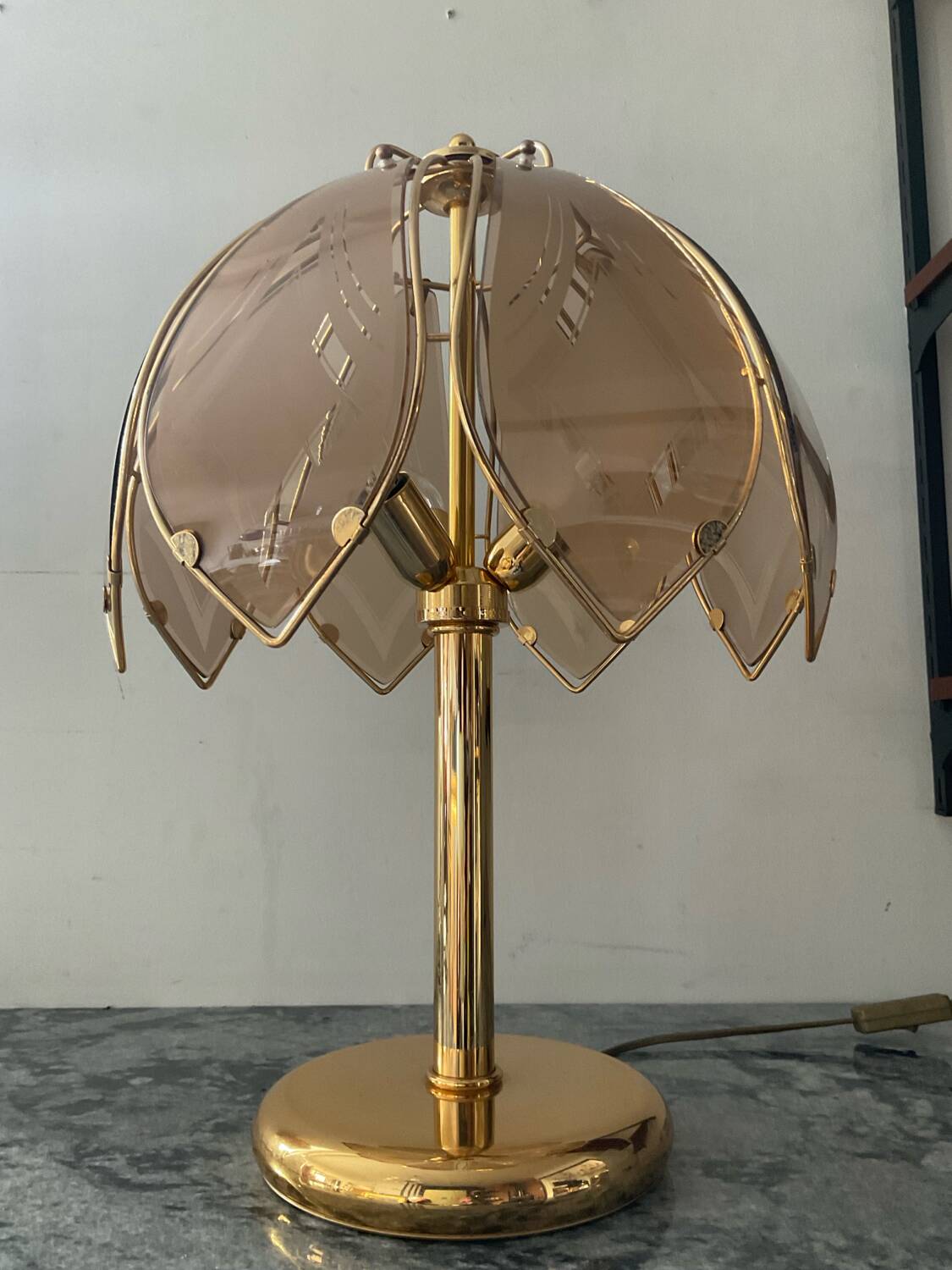 Lampe Lotus en laiton et verre des années 70