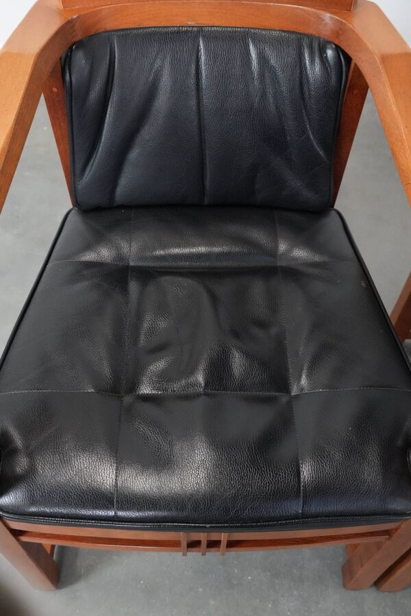 Ensemble de 4 chaises de salle à manger Art Déco en cuir noir de luxe avec accoudoirs.