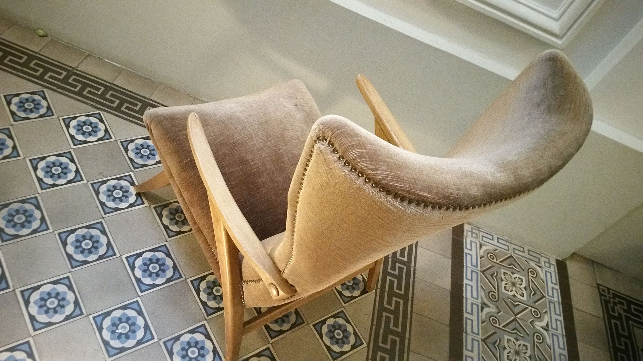 Fauteuil haut scandinave wing chair velour marron