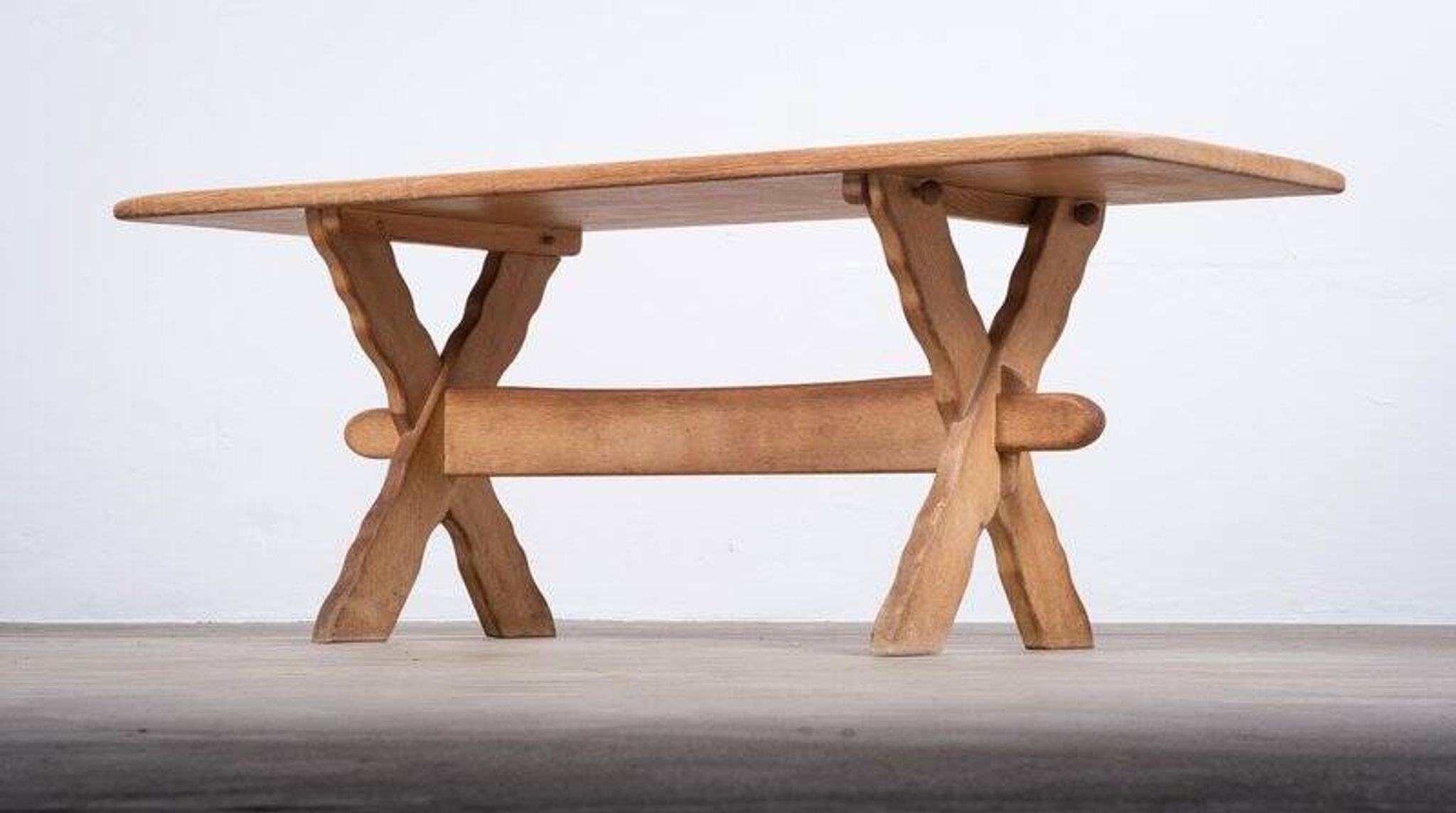 Table basse en chêne par Henning Kjærnulf, Danemark, années 1960.