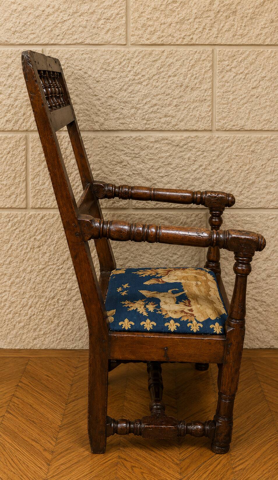 Fauteuil d'époque Louis XIII en noyer vers 1680-1700