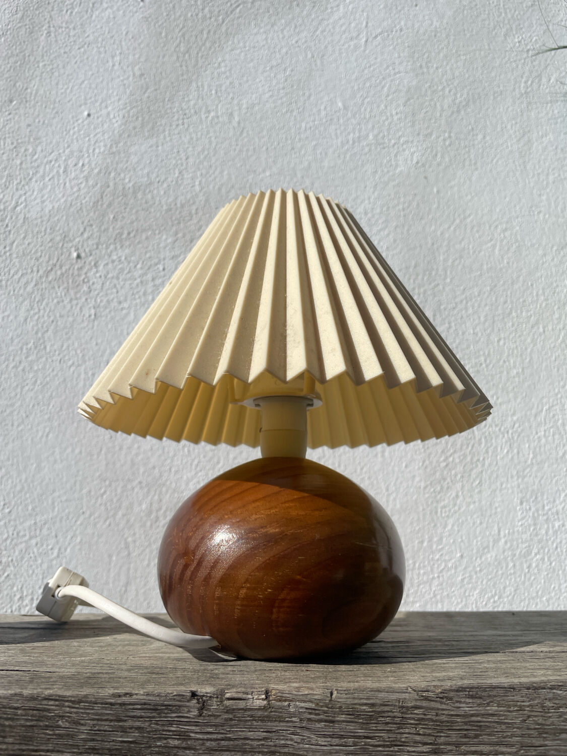 Pleated wooden ball lamp