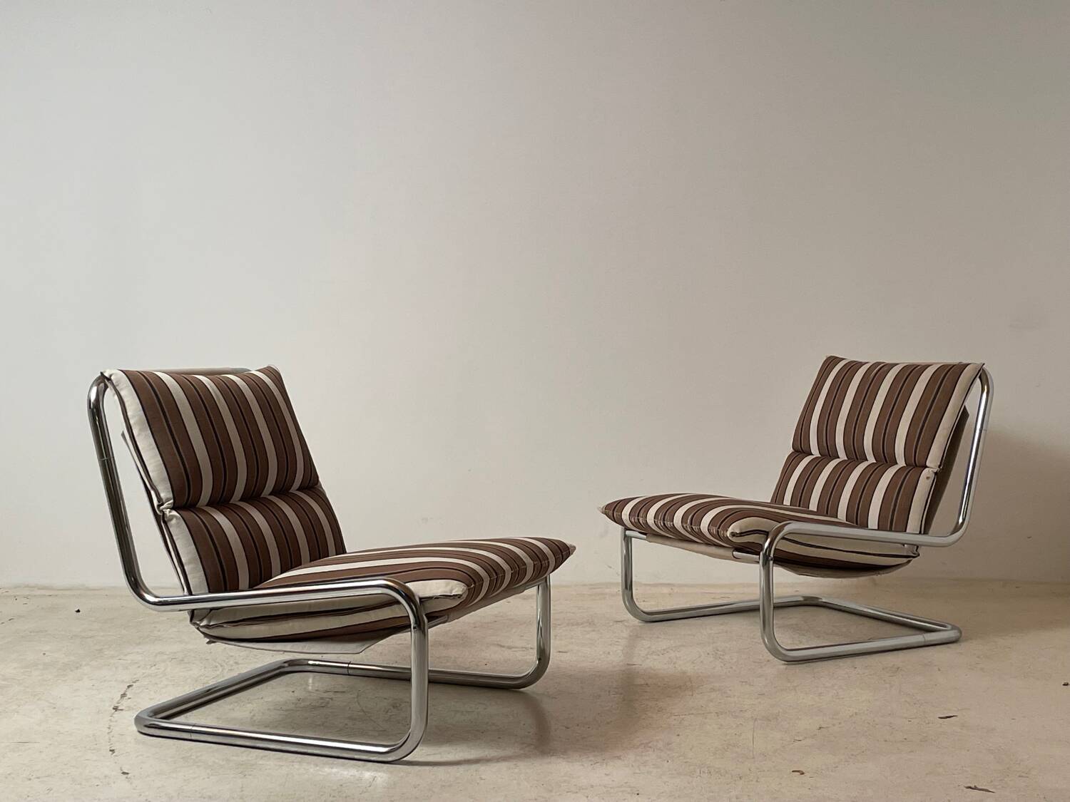 Paire de chauffeuses cantilever 1970