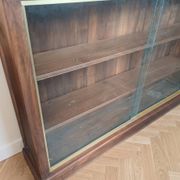 Bibliothèque vitrée en bois massif