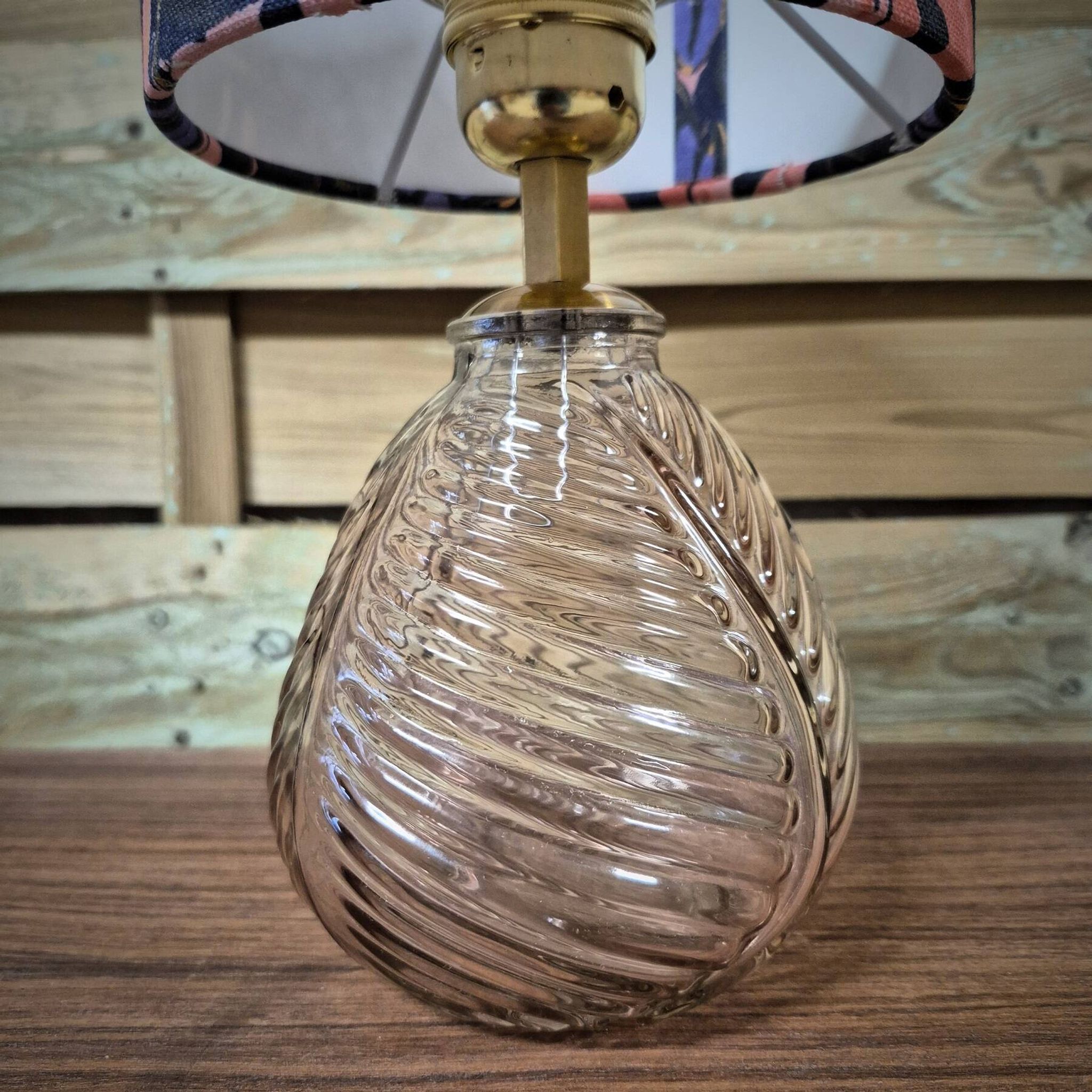 Lampe à poser, pied rosé et abat-jour fleuri