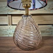 Lampe à poser, pied rosé et abat-jour fleuri