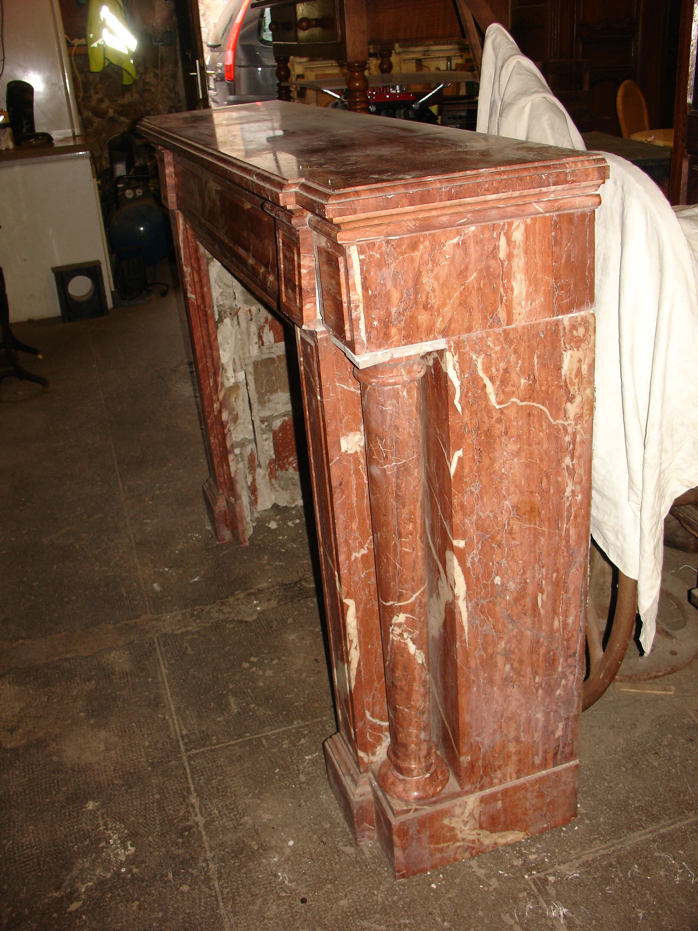 Fireplace columns in red marble of Languedoc and dating from the end of the XIX century