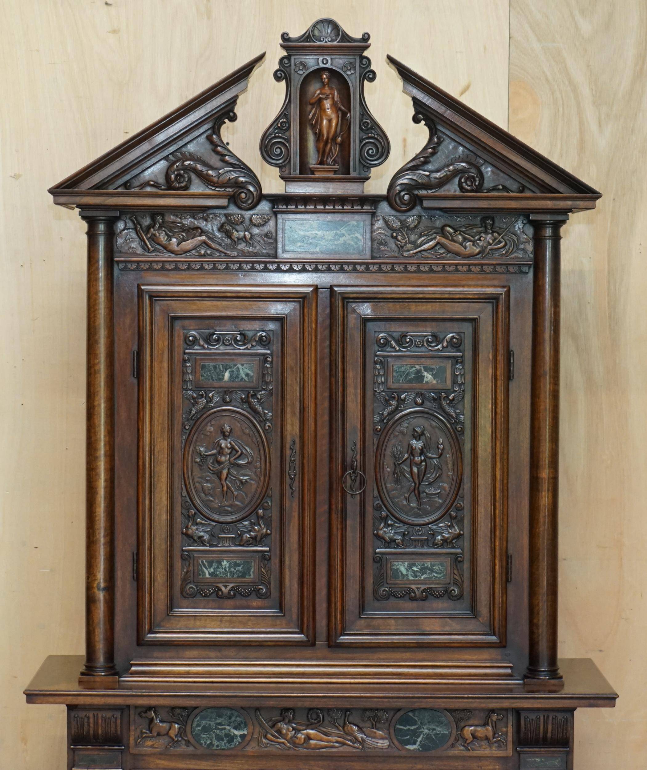 Cabinet Louis XIII revival en noyer et marbre sculpté