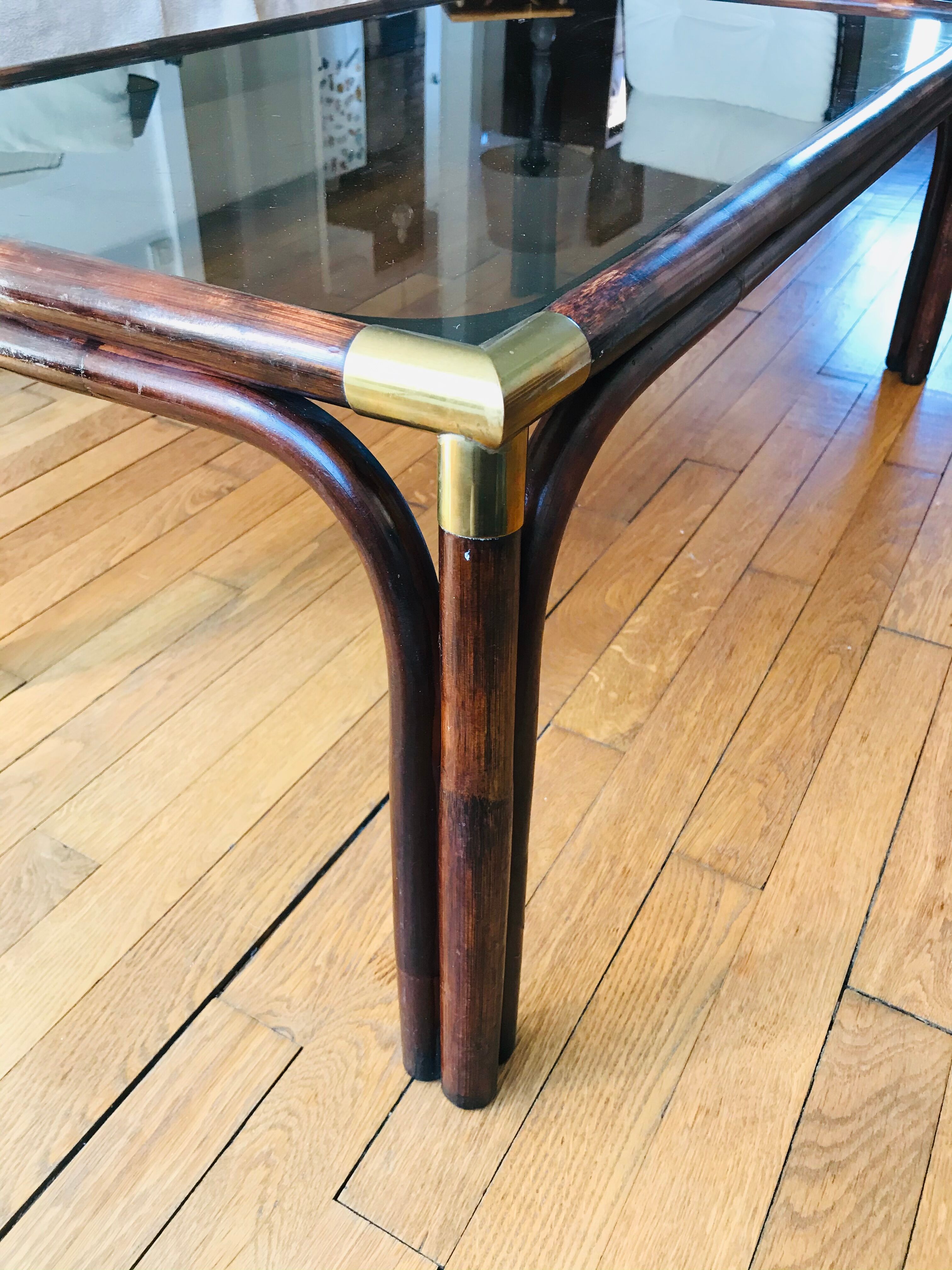 Table basse ancienne en rotin et angles laiton, dessus verre