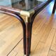Table basse ancienne en rotin et angles laiton, dessus verre