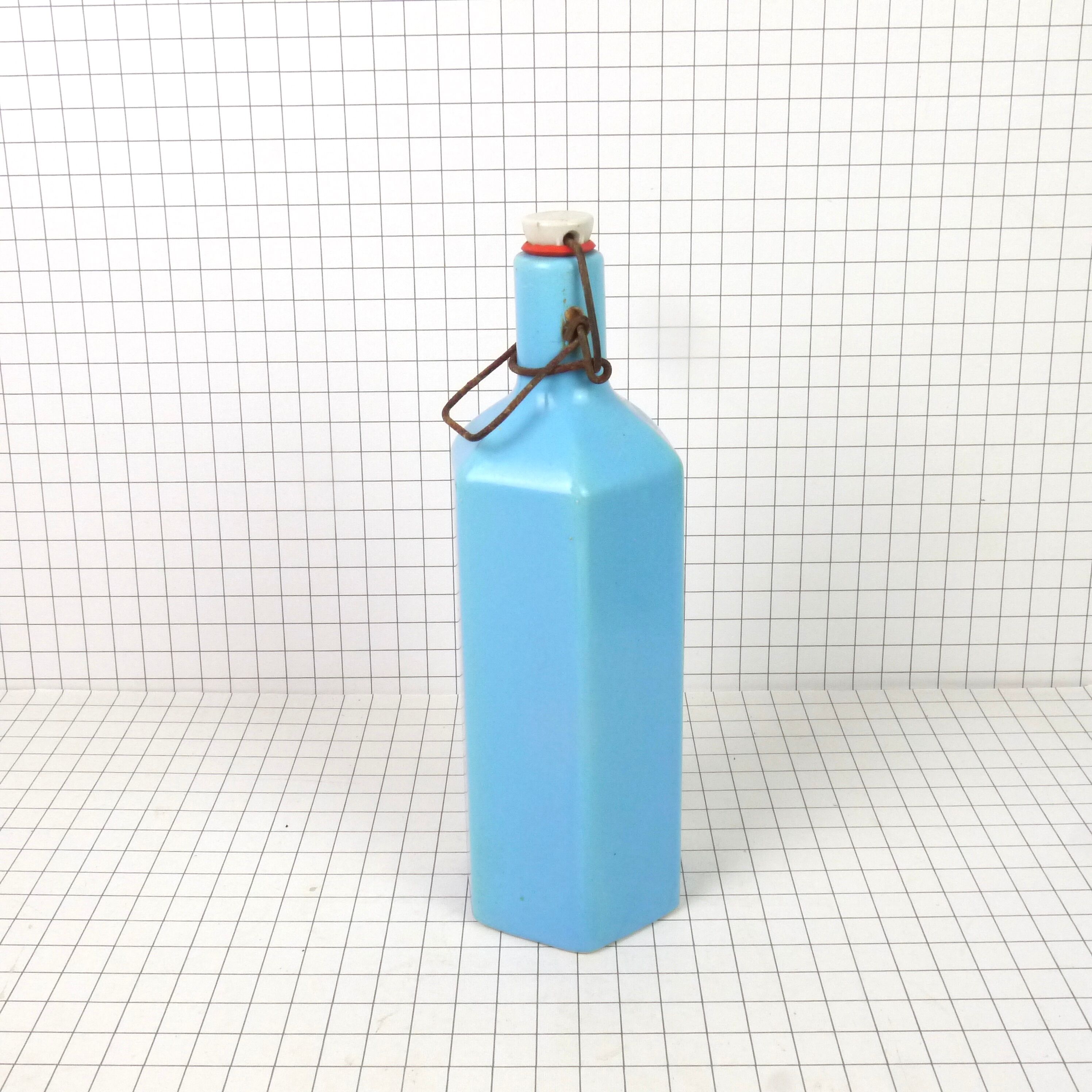 Bottle bottle in old enamelled sandstone