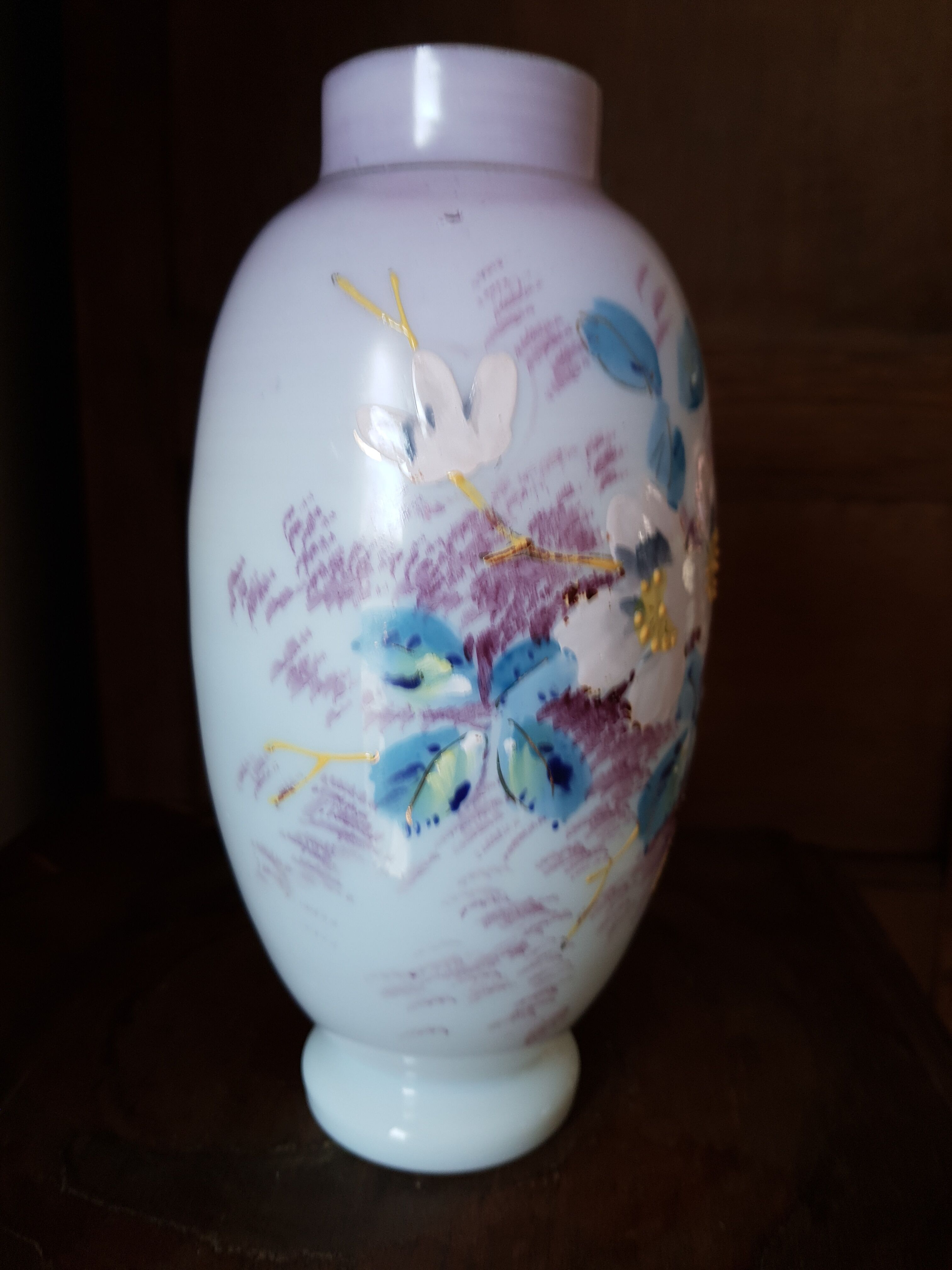 Ancient opaline vase decor hand