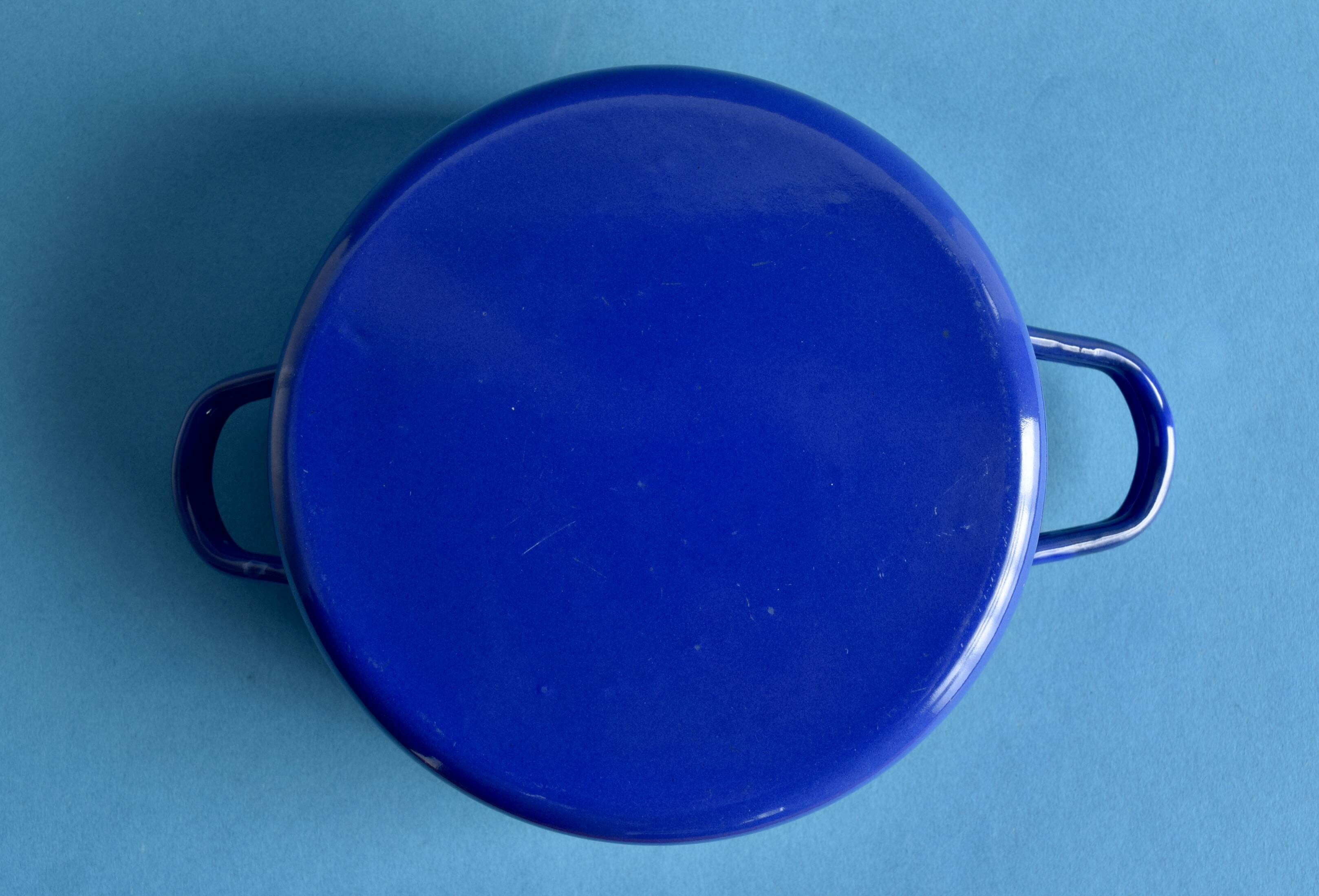 Paire de petites casseroles vintage en tôle émaillée bleues