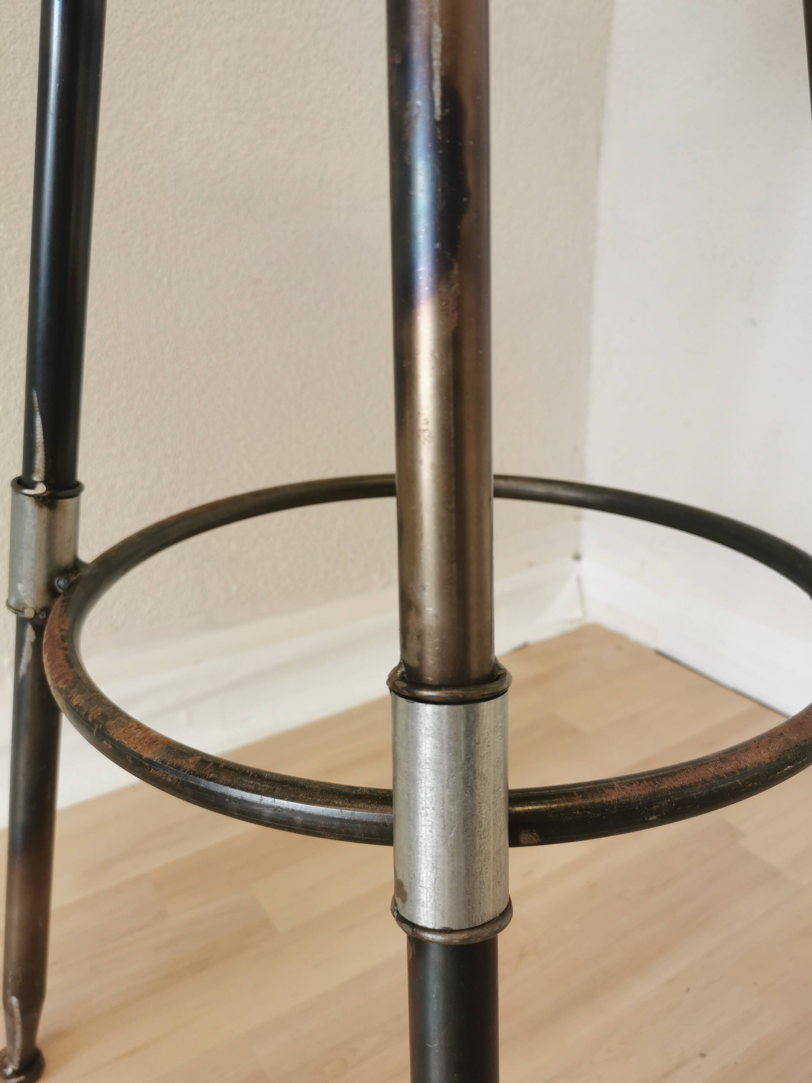 Chaise de bar vintage en métal faite à la main : siège pivotant en cuir à hauteur réglable