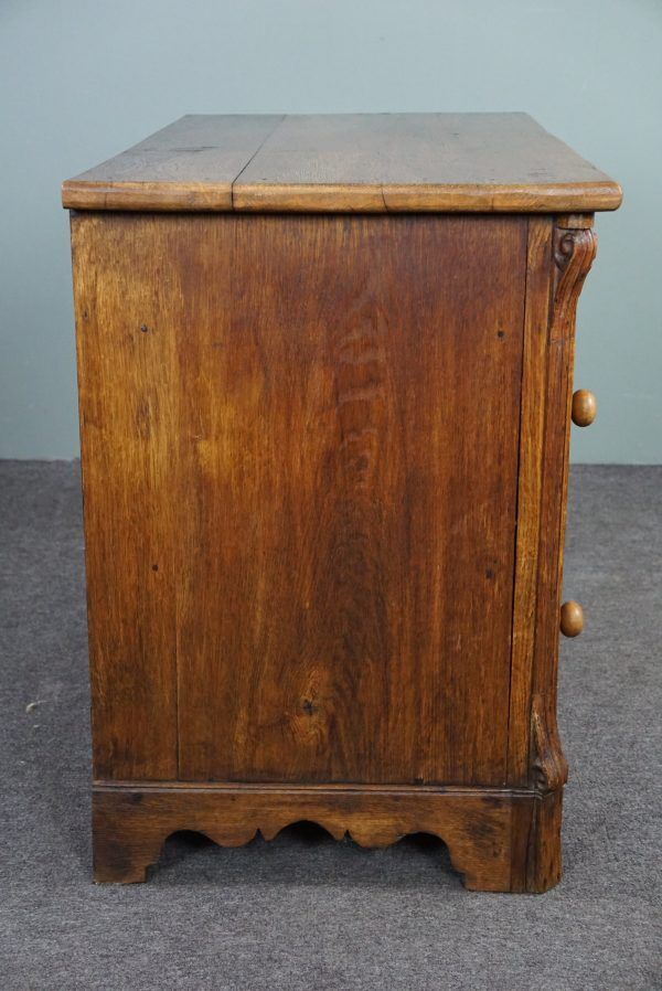 Antique oak chest of drawers with 4 drawers