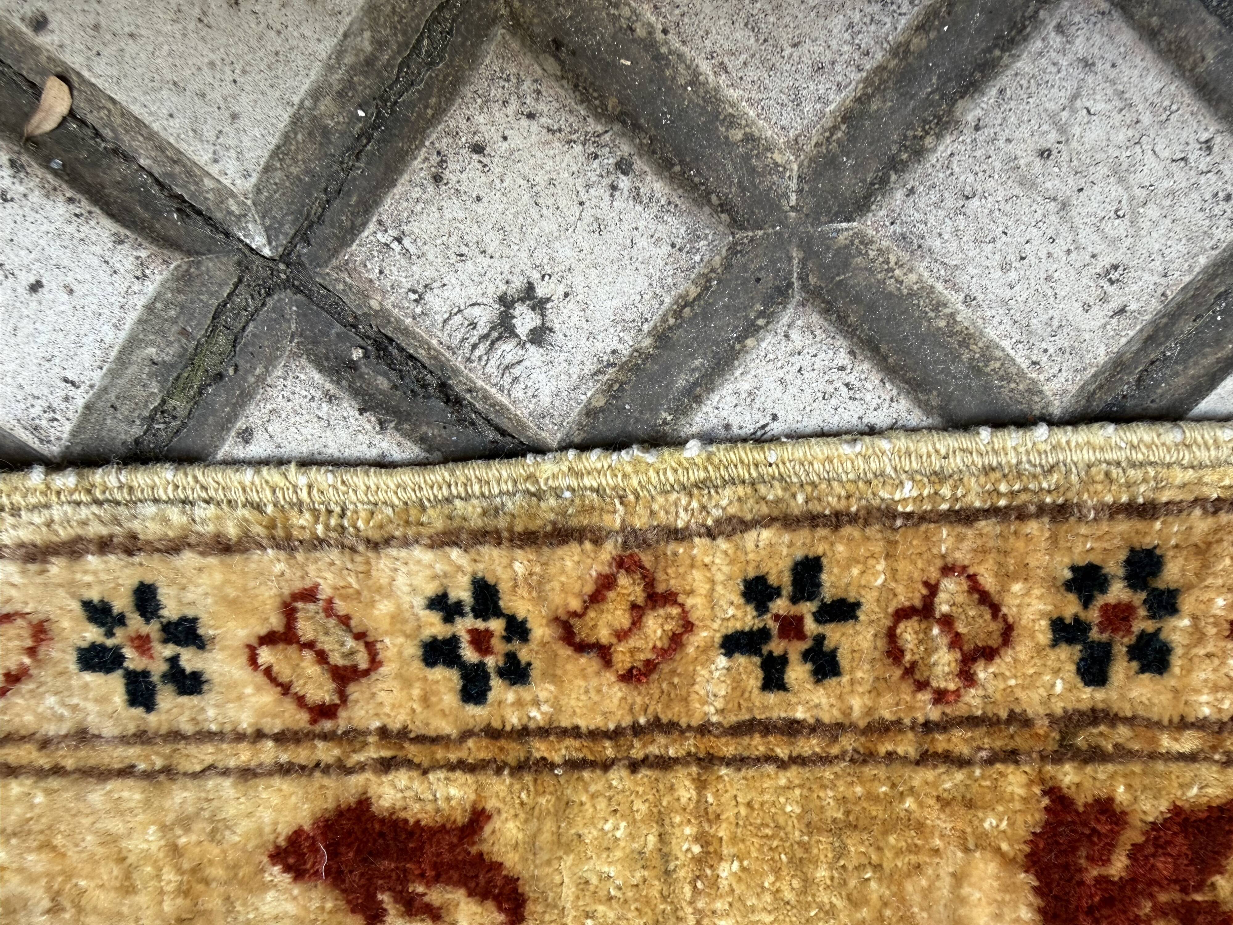 Tapis d’Orient noué main en laine, 287 × 237 cm