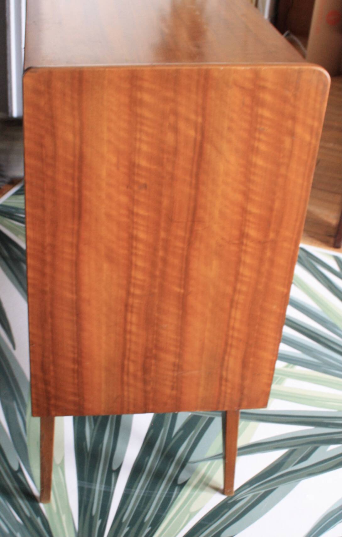 Commode en bois pieds compas