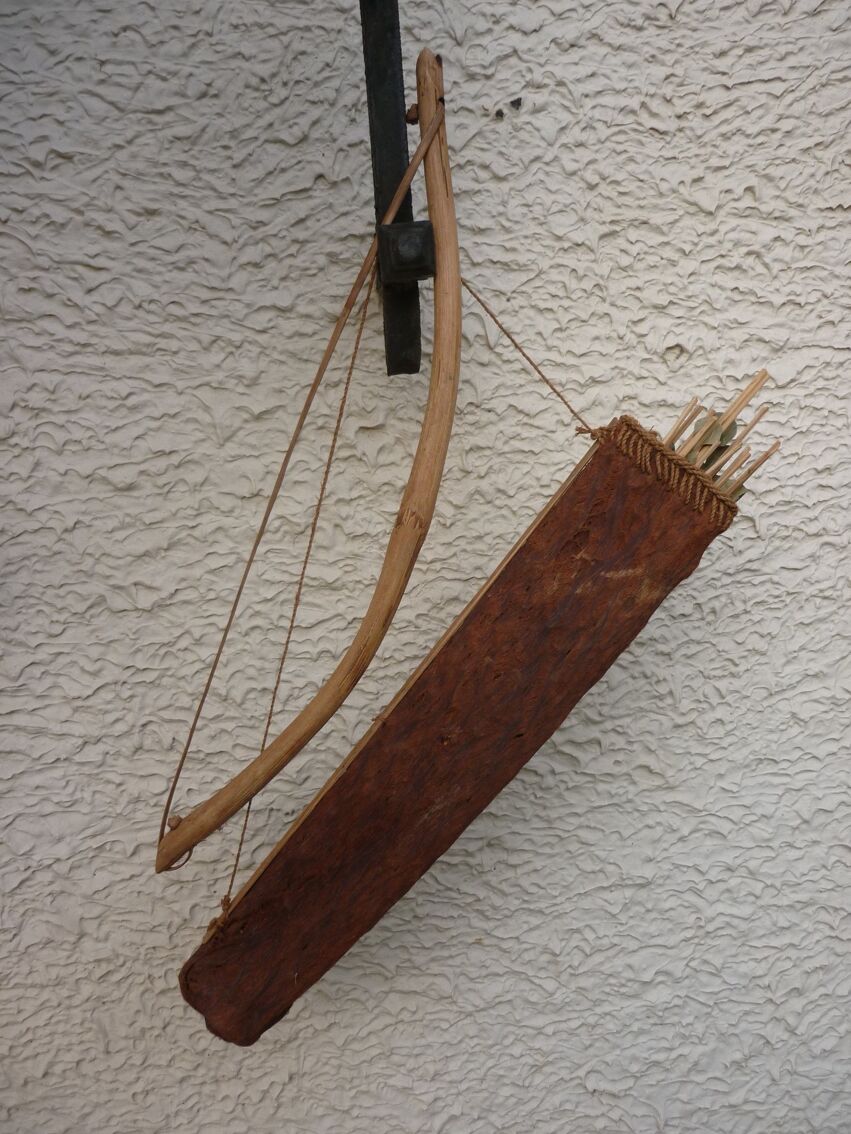 Un ensemble rare d'arc et de flèches tribaux africain primitifs