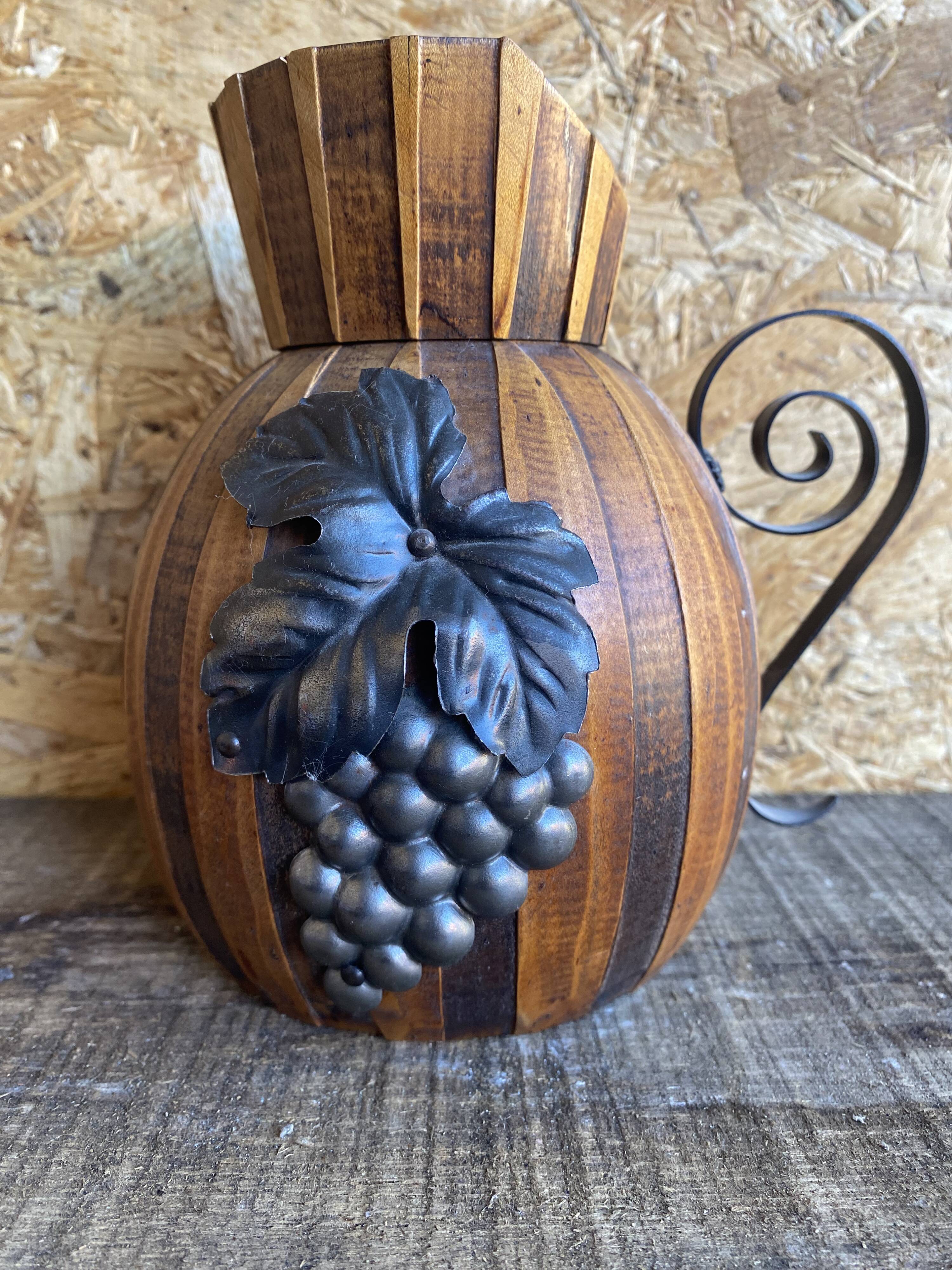 Pichet ancien J.Perard en bois et décor de vignes en métal