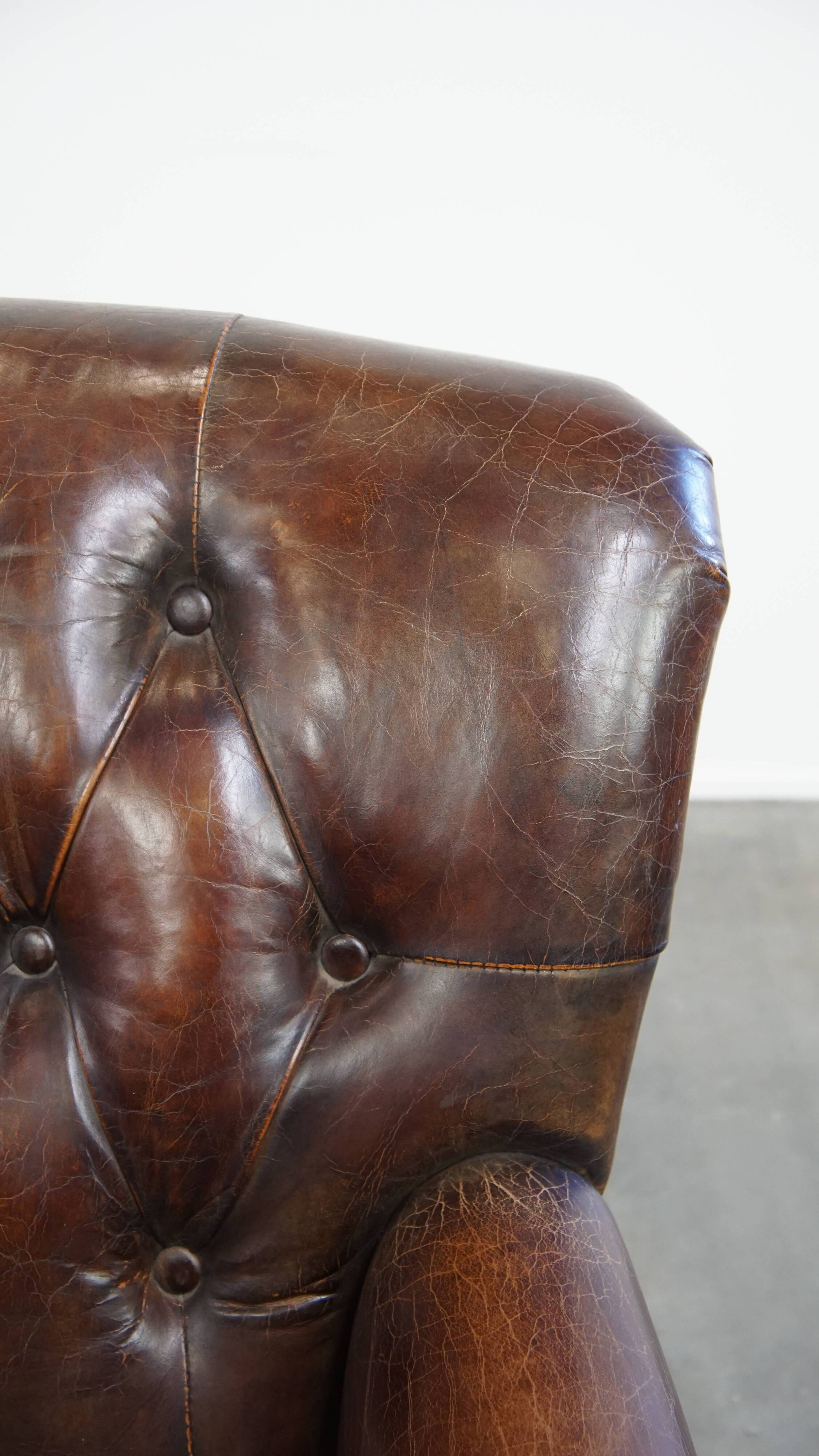 Fauteuil Chesterfield classique en cuir de vachette grainé couleur cognac