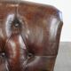 Fauteuil Chesterfield classique en cuir de vachette grainé couleur cognac