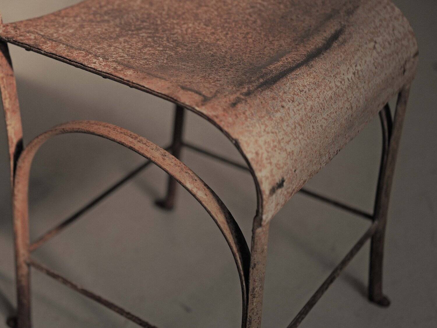 Paire de chaises en acier et tôle rivetée, vers 1920