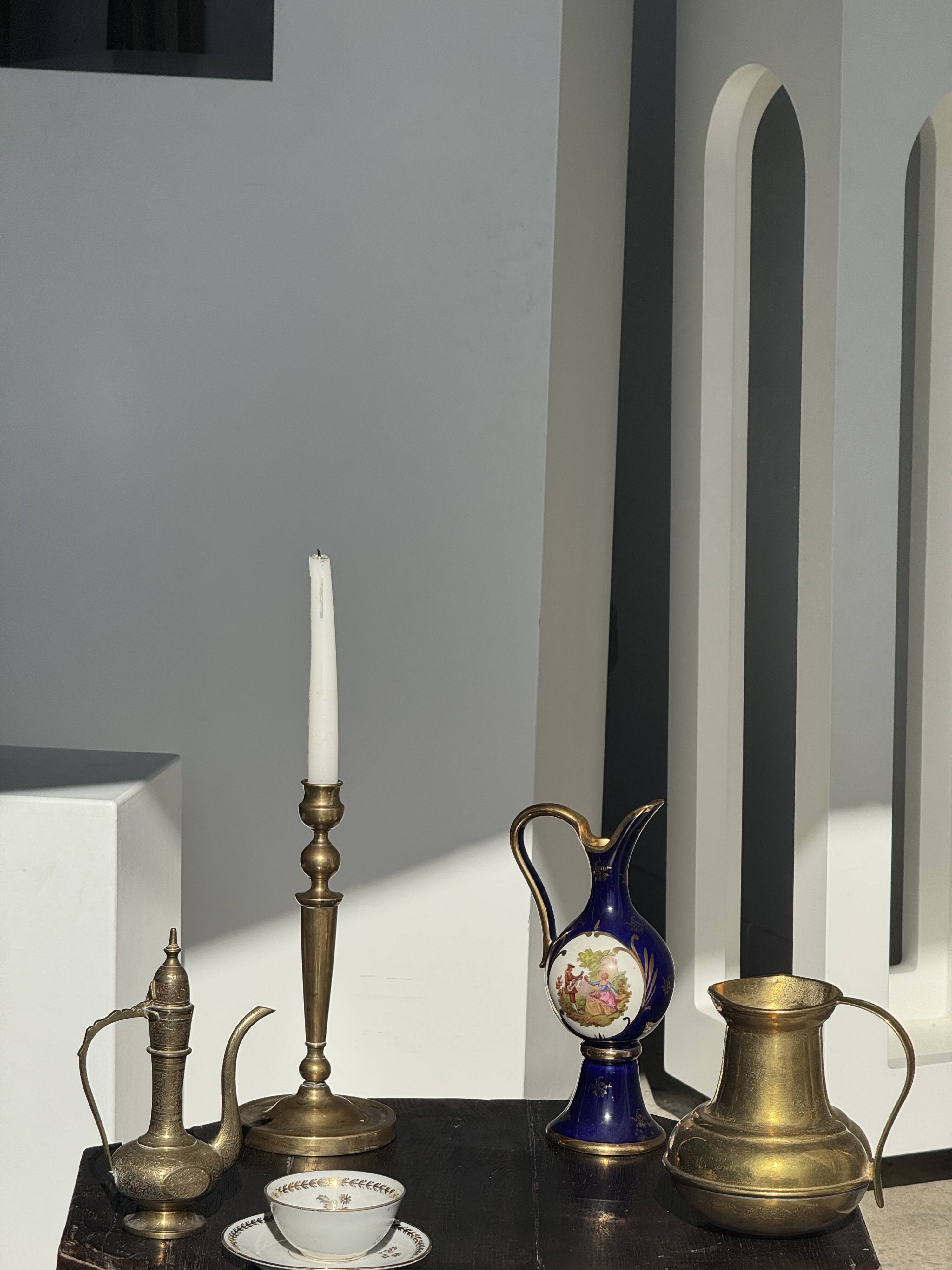 Carafe or metal jug with a rounded body H18