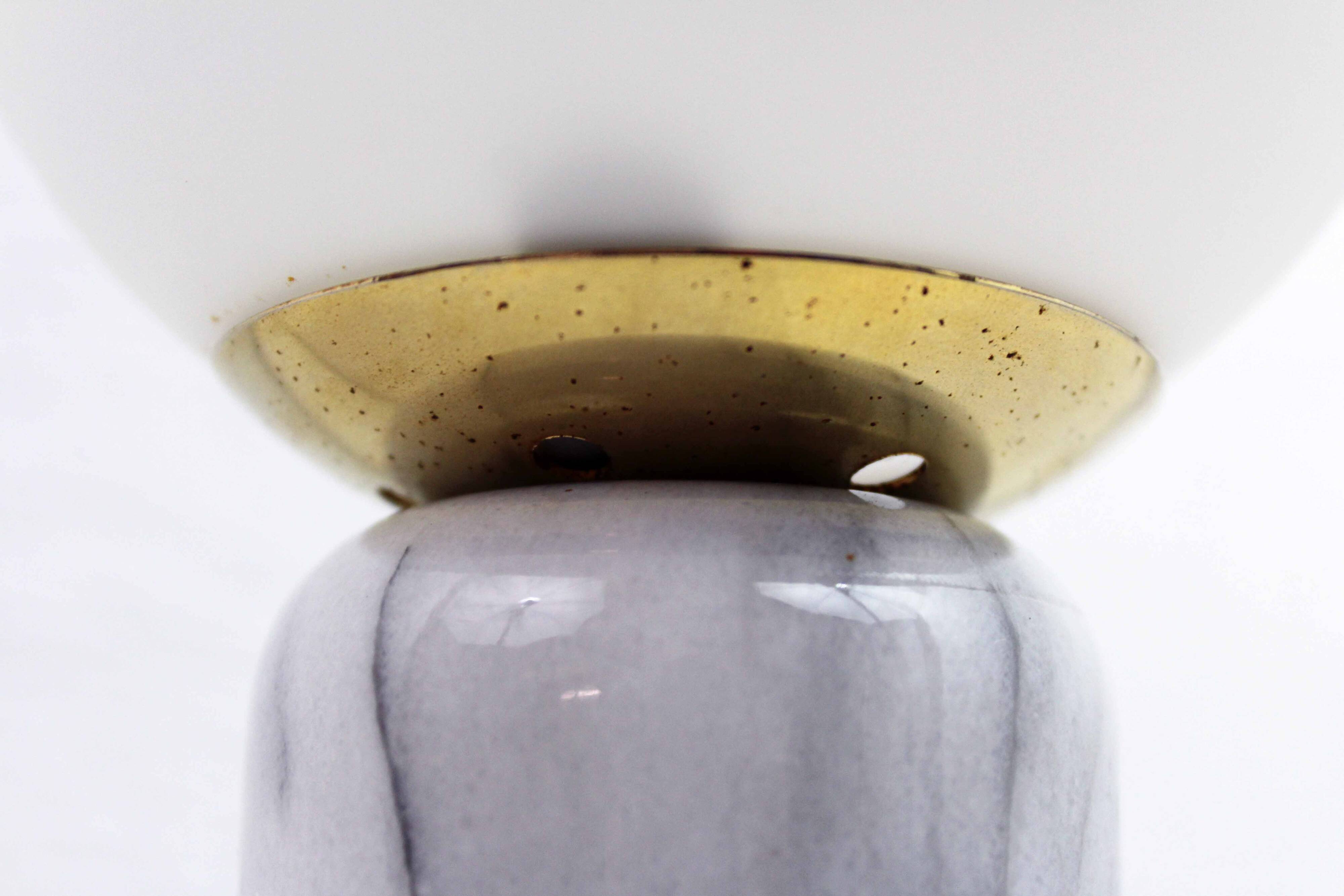 Lampe à poser en marbre et verre opalin