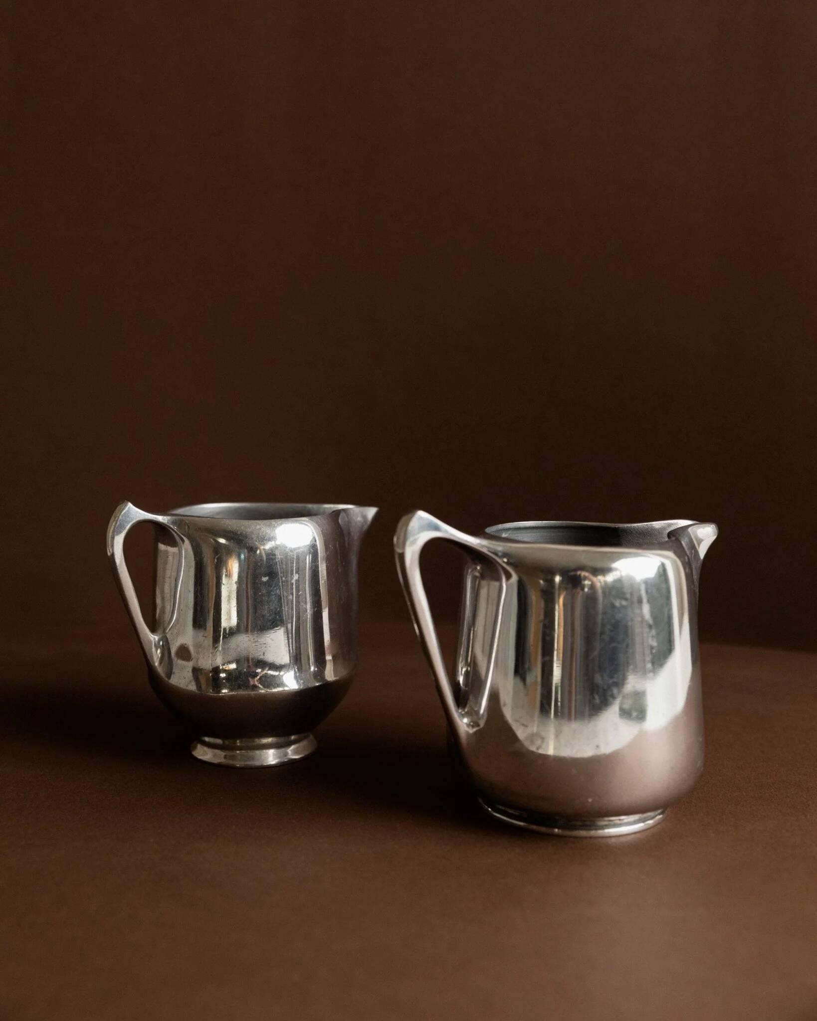 Two argent aluminium Art Nouveau sauce boats by Newmaid Picquot Ware, England 1950s - set of 2