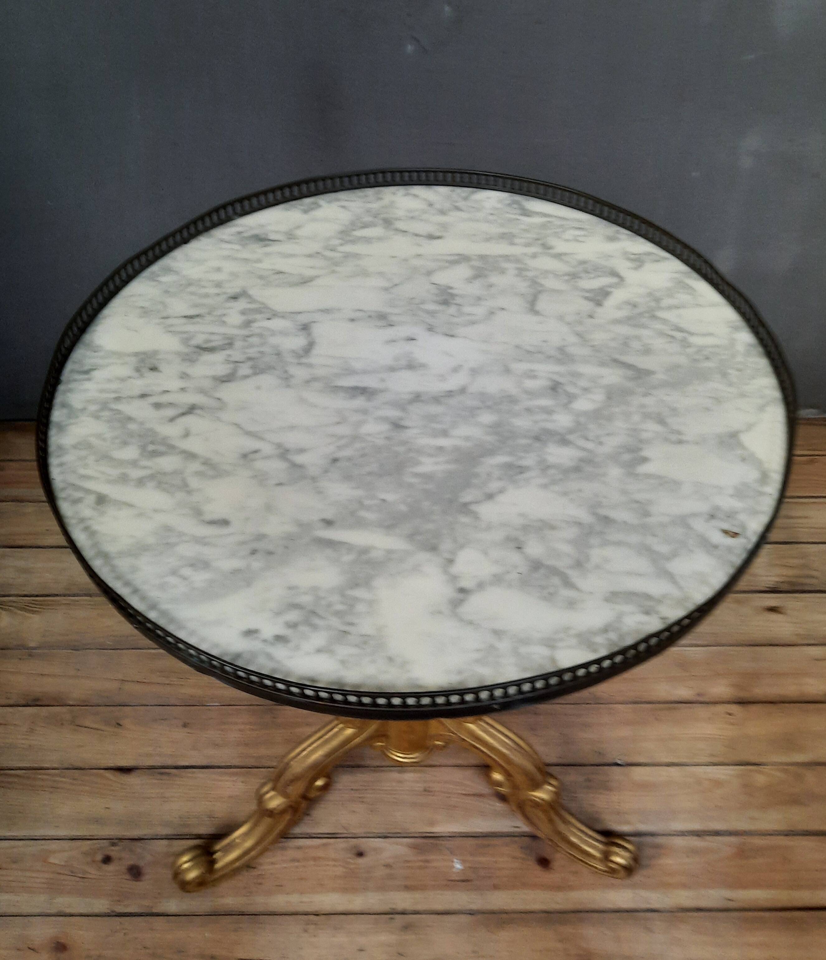 Gilded wooden pedestal table