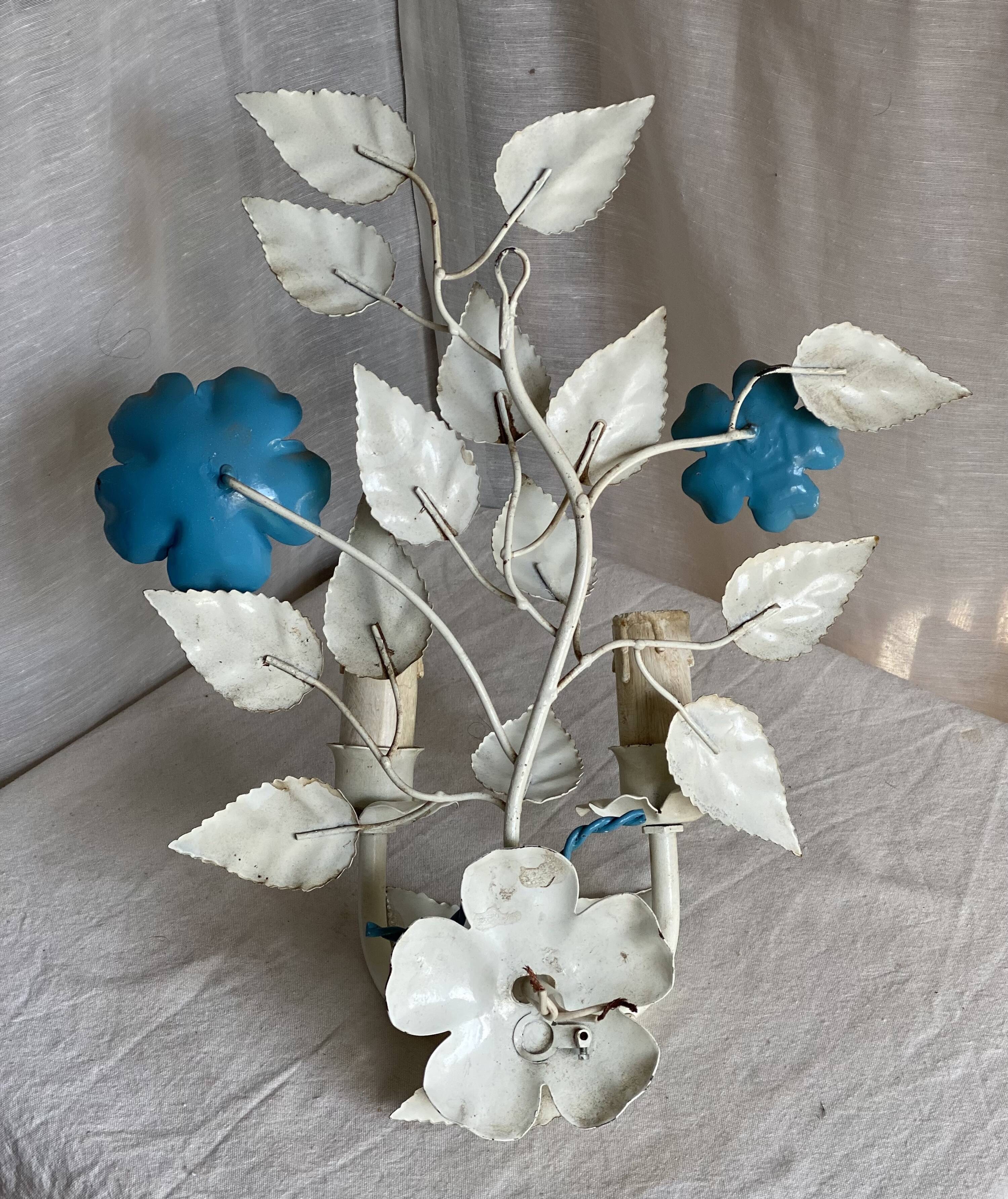 Applique fleur métal laqué blanc et bleu vintage 1970