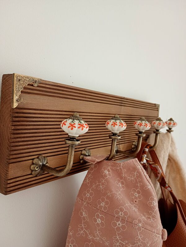 Porte manteau mural style vintage 5 patères céramique motifs floraux - bois