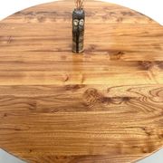 Table ronde moderniste en orme massif, piètement croisé
