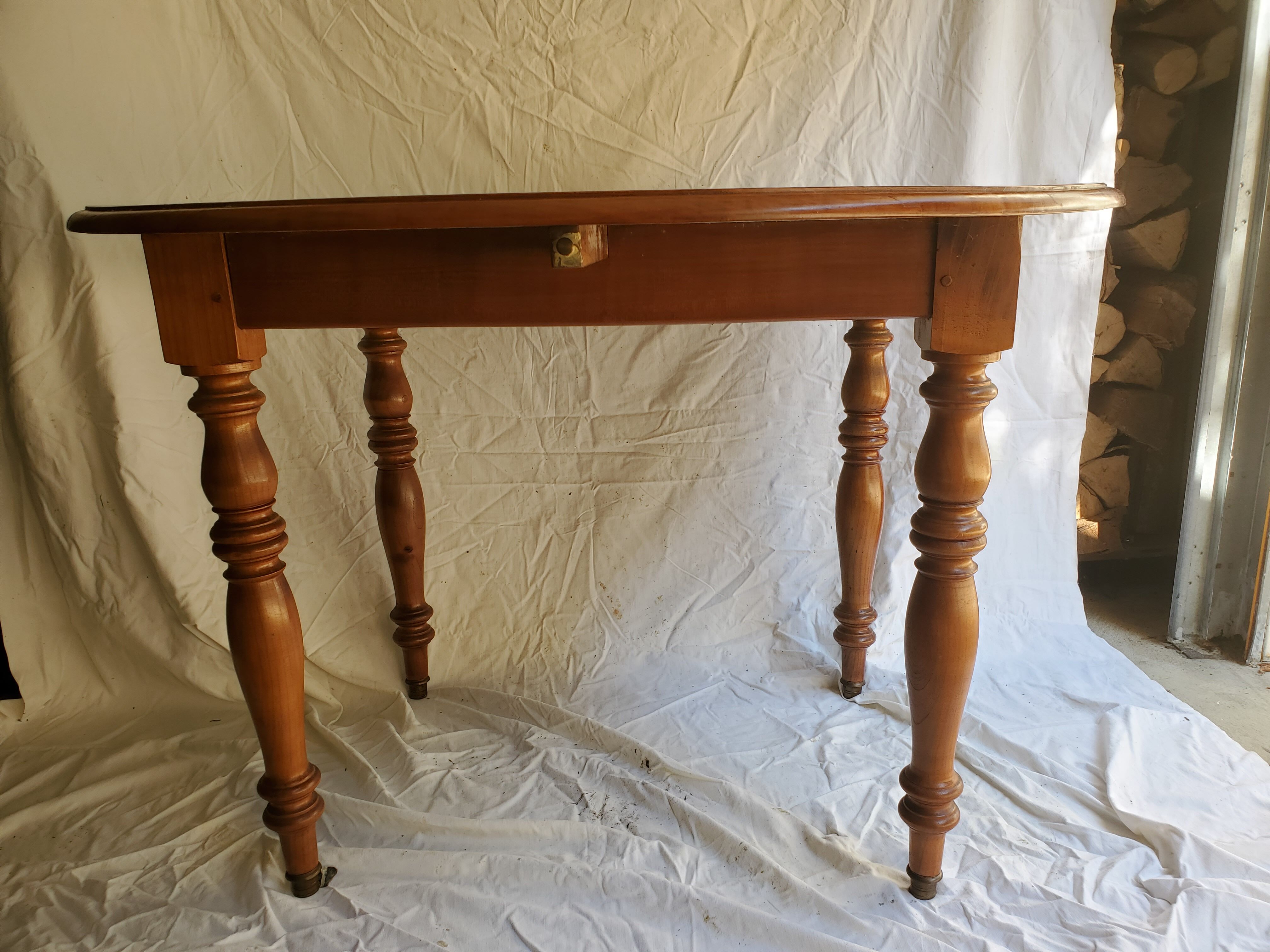 Round table, Louis Philippe style, antique patina, its 2 extensions and 4 chairs
