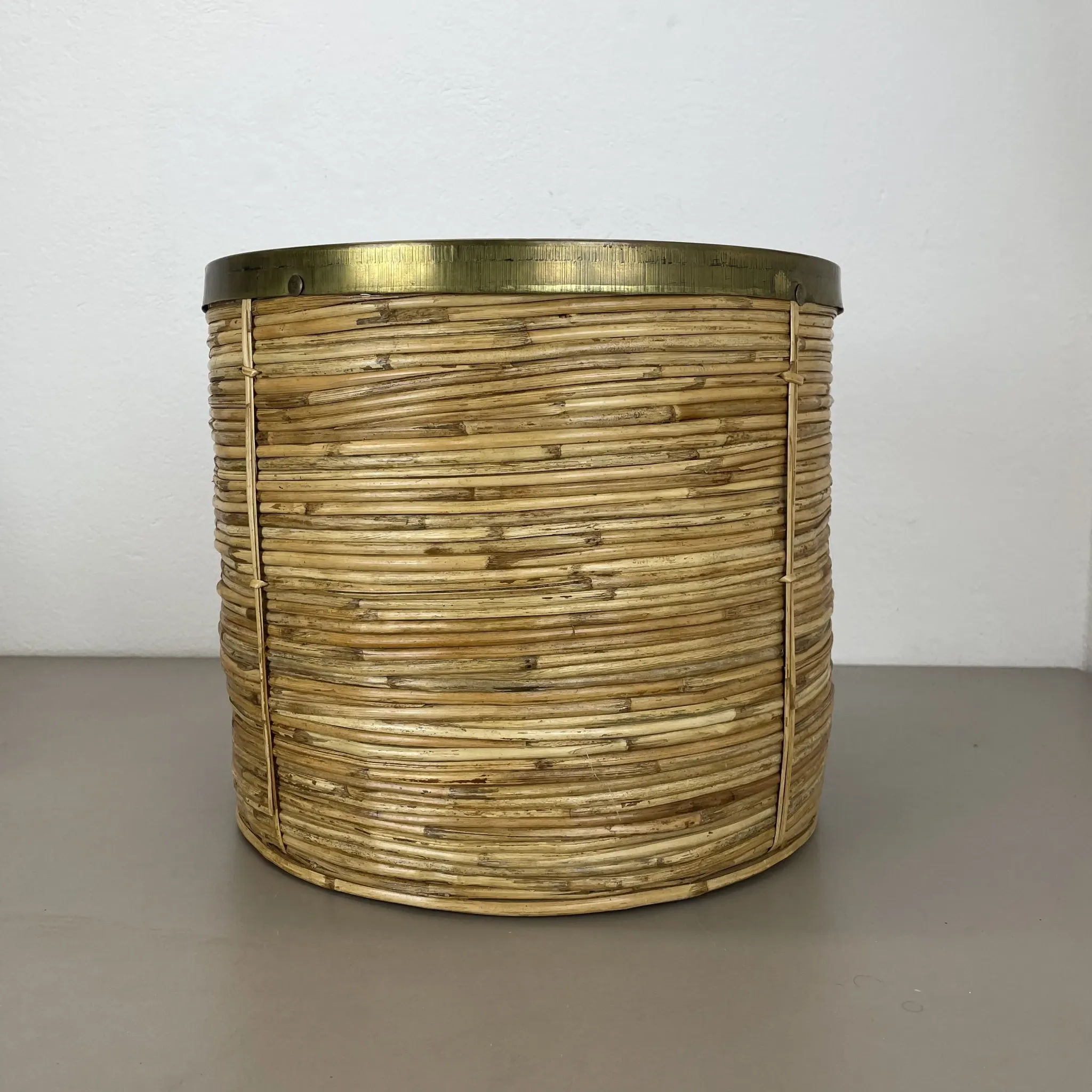 xl 31 cm, rare rattan and brass waste basket in the Crespi-Albini style, Italy 1970