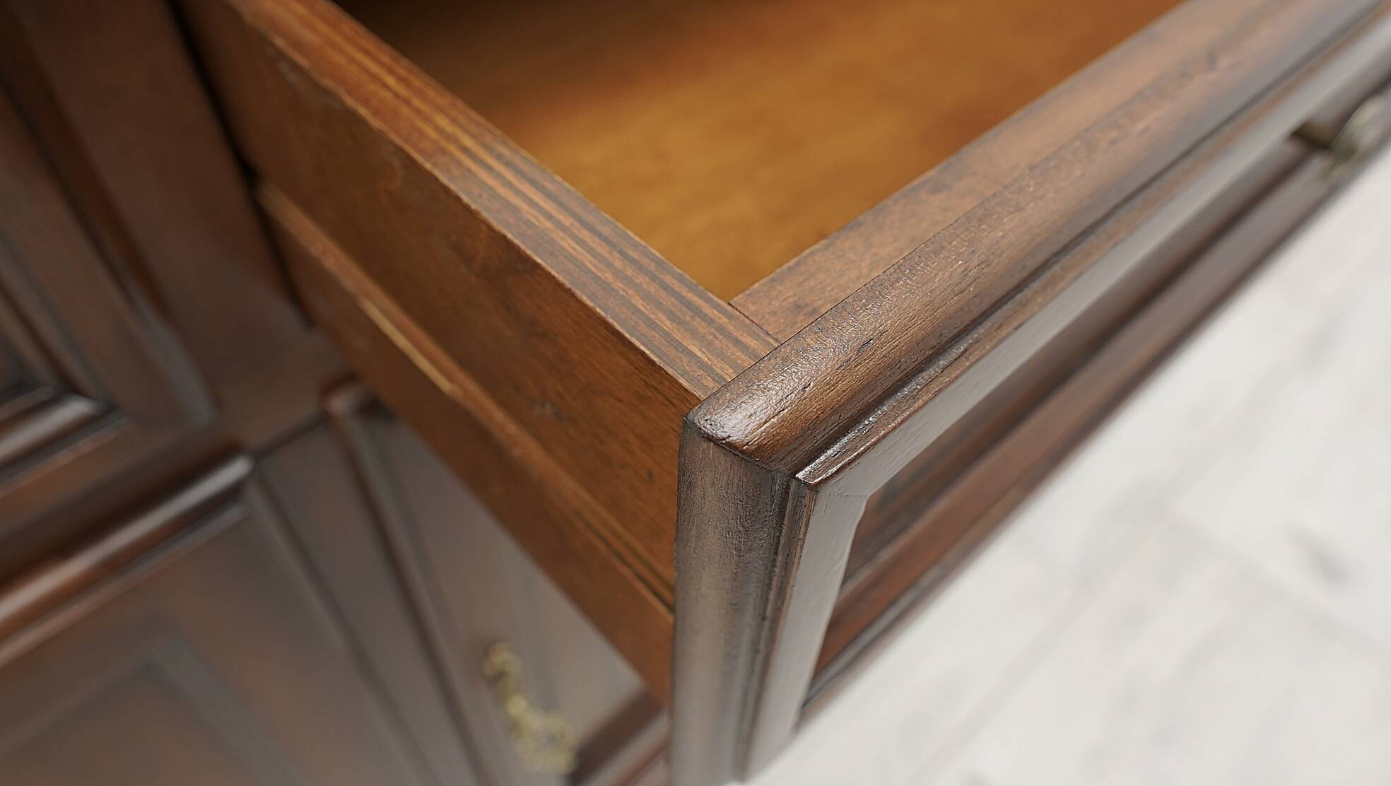 Elegant Italian chest of drawers. After professional renovation.